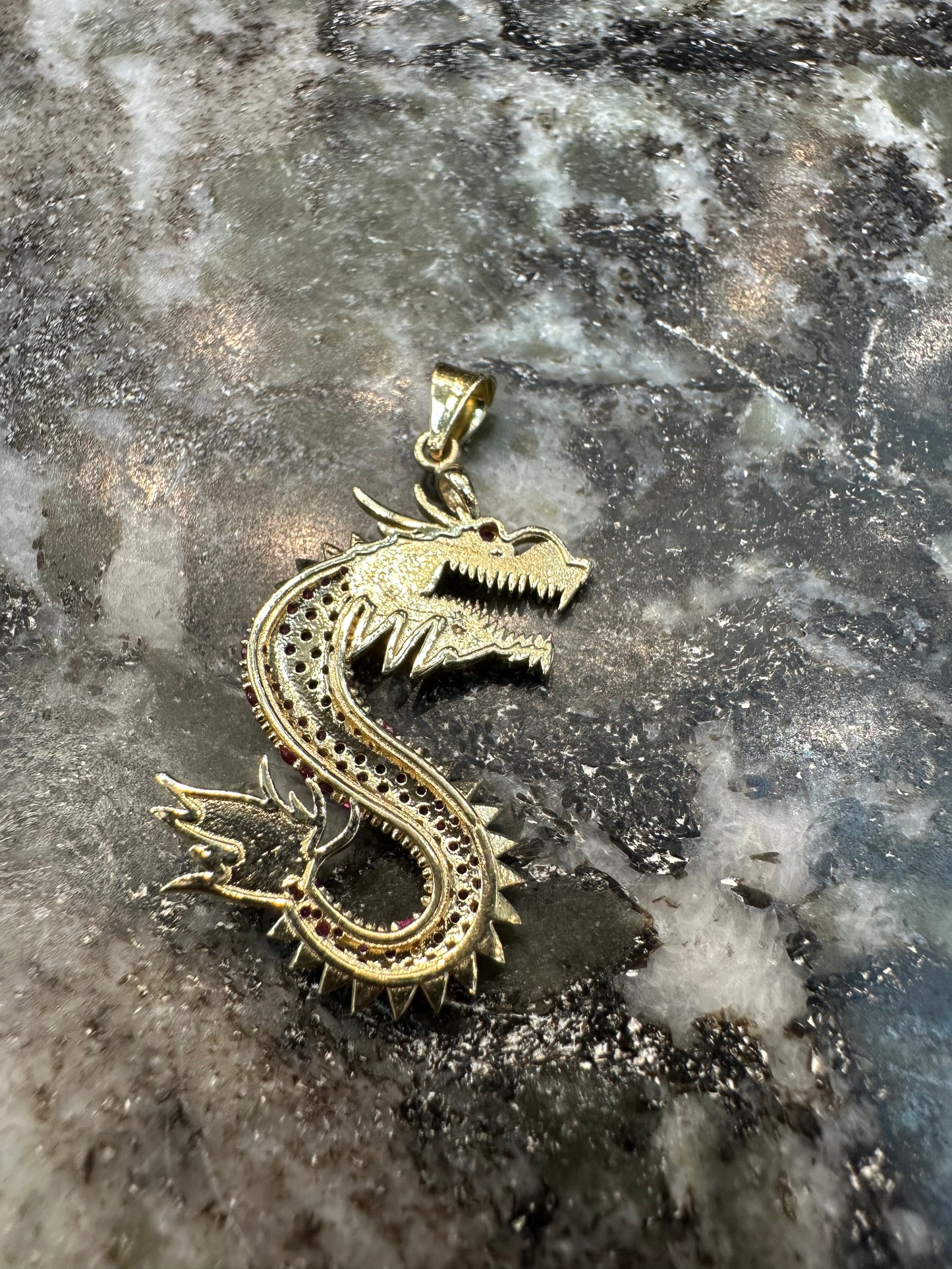 14K Gouden Draak Hanger – Bezet met Robijnen