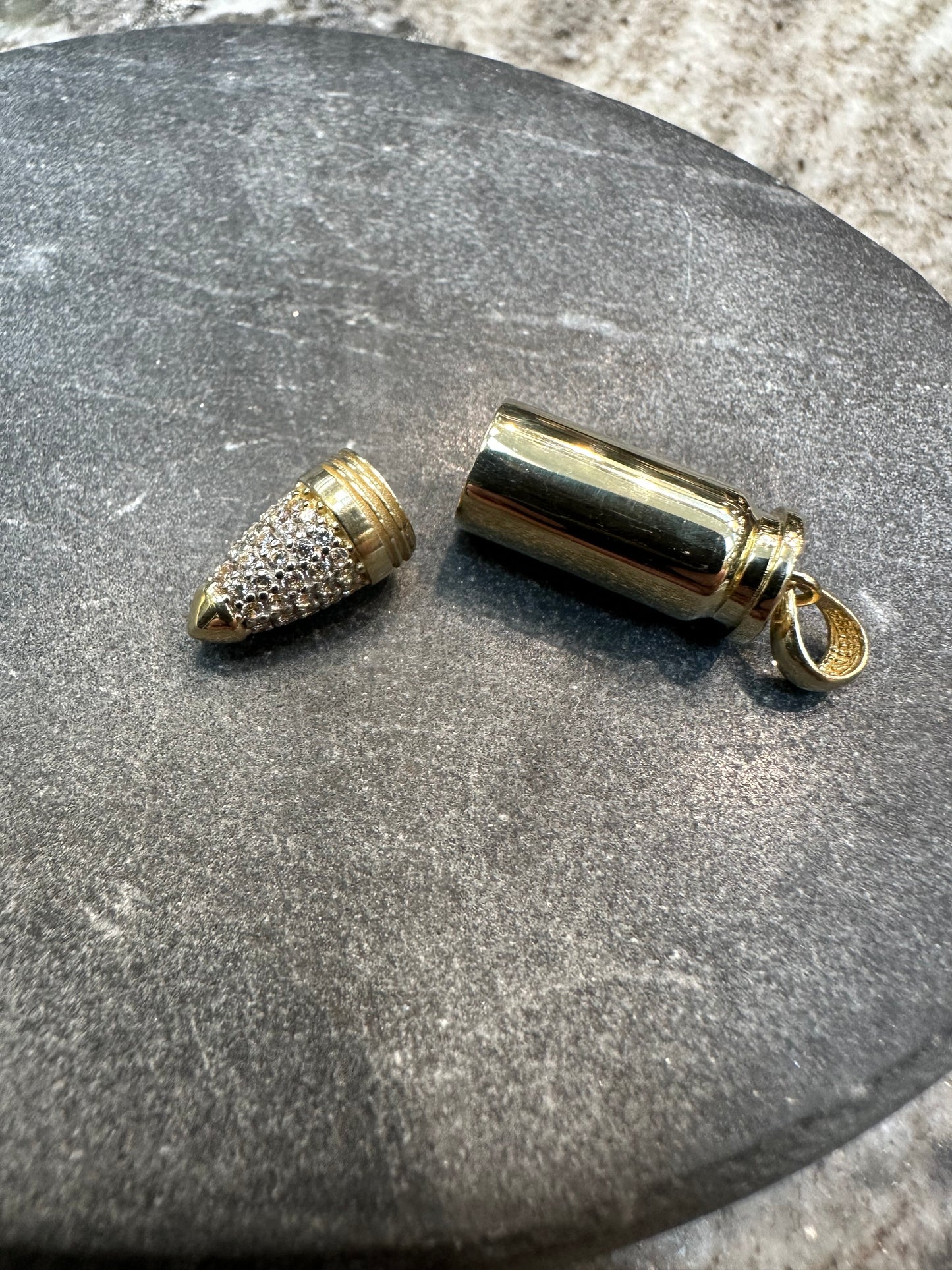 14K Gouden Magnum .45 Kogelhanger – Bezet met Zirkonia | Geheime Compartiment | 33 mm