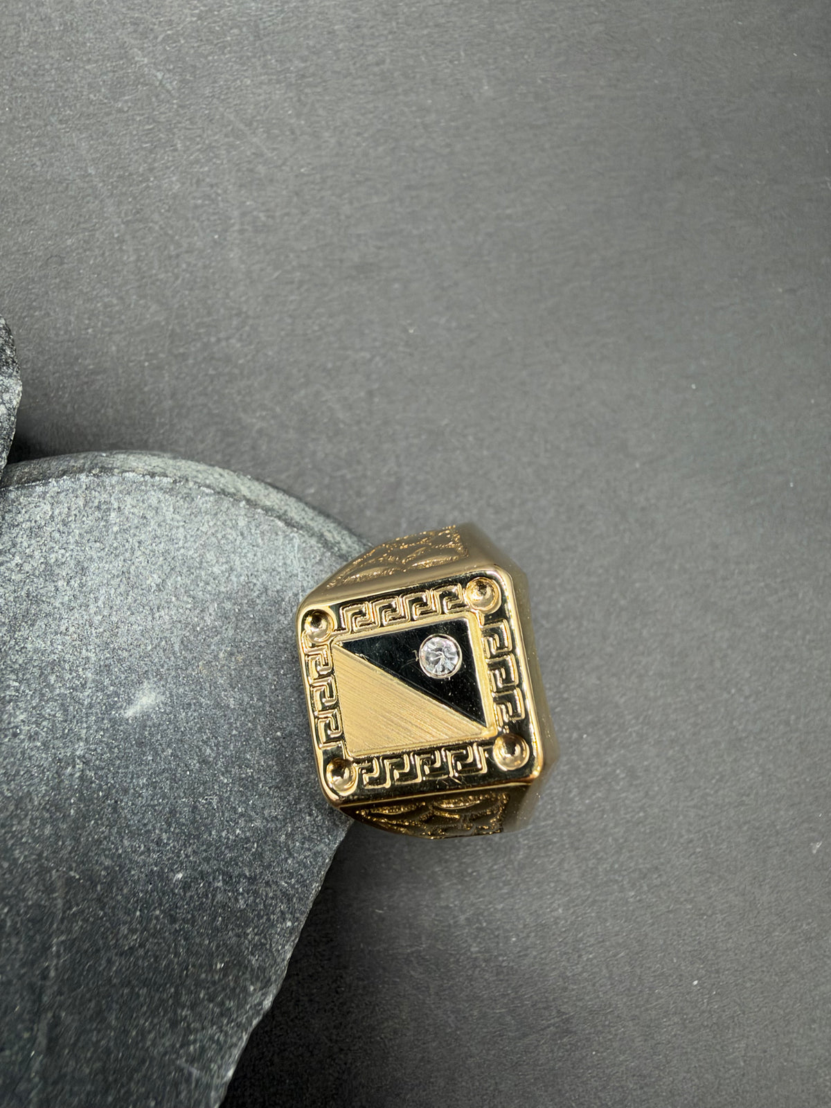 18K Gouden Ring met Meandrosbewerking en Zirkonia – Maat 21,5
