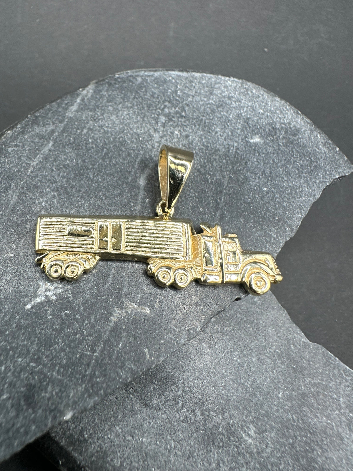 14K Gouden Vrachtwagen Hanger – 41 mm x 25 mm