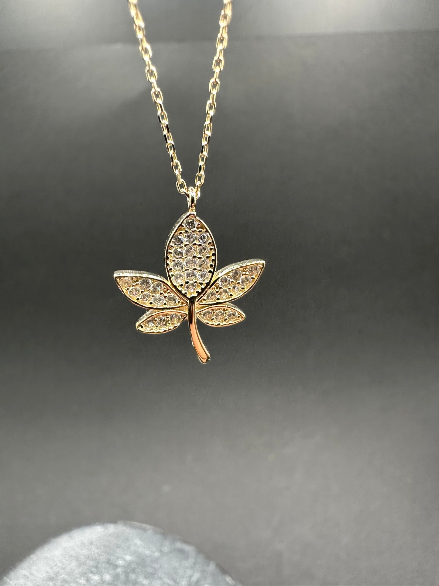 14K Gouden Elegante Ketting met Blad Hanger – 42 cm