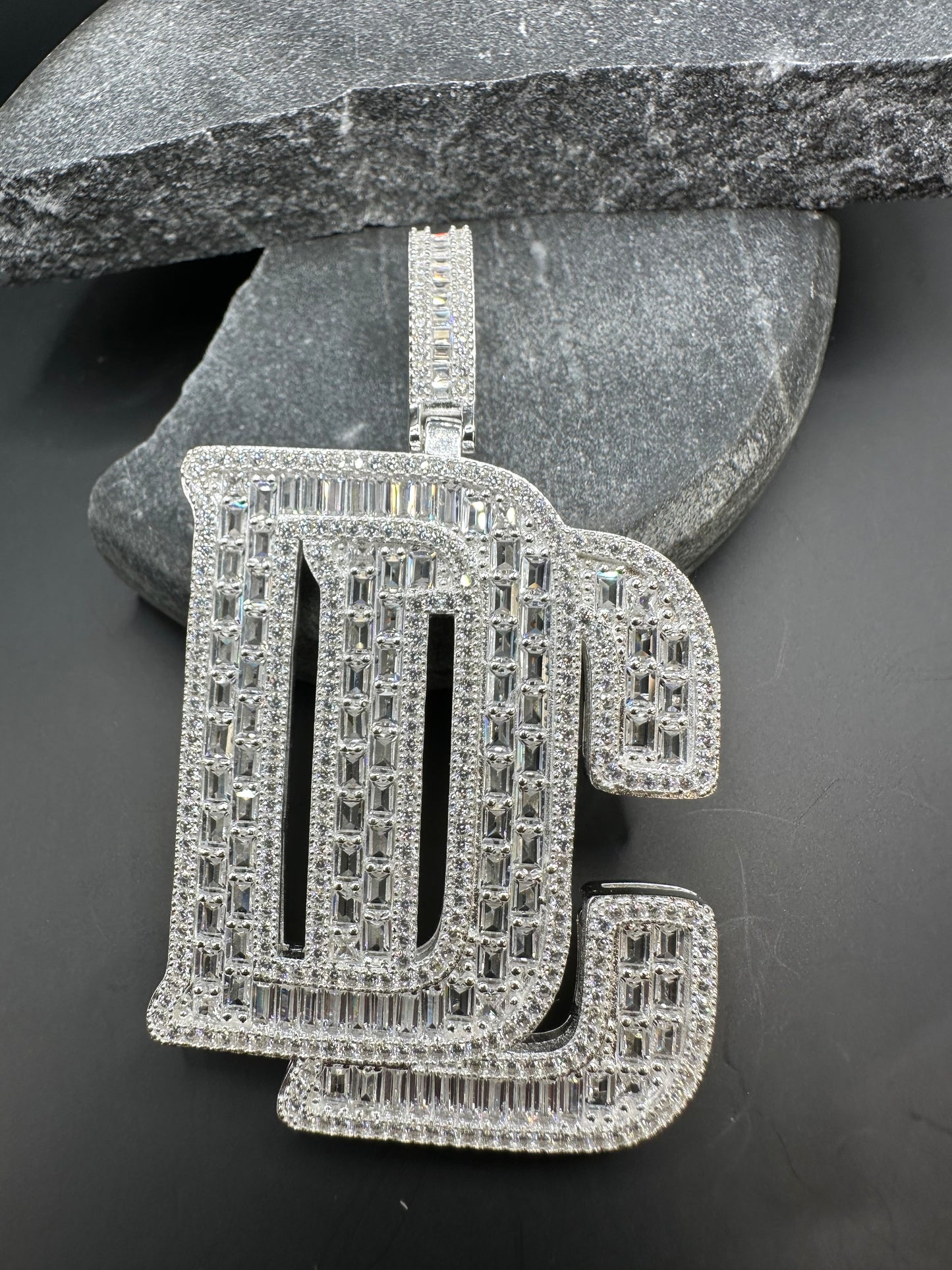 925 Zilveren DC Hanger – 67 mm lang | 38 mm breed | Iced met Zirkonia