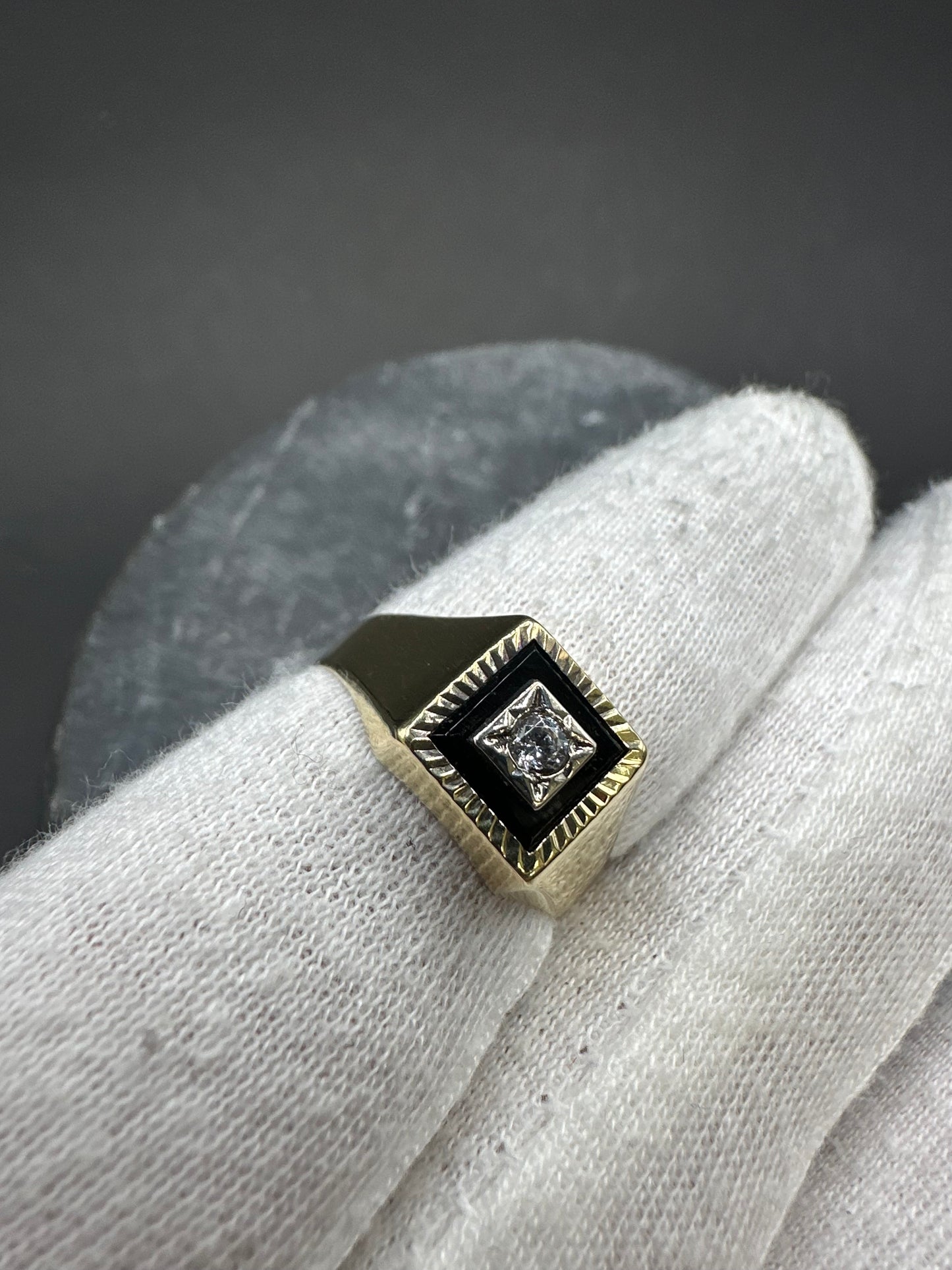 14K Gouden Ring met Onyx, Zirkonia en Witgoud – Maat 19,25