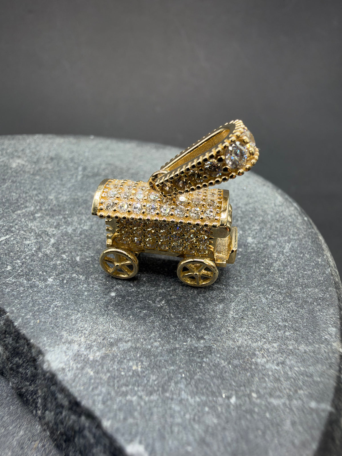 14K Gouden Woonwagen Hanger met Zirkonia – Handgemaakt
