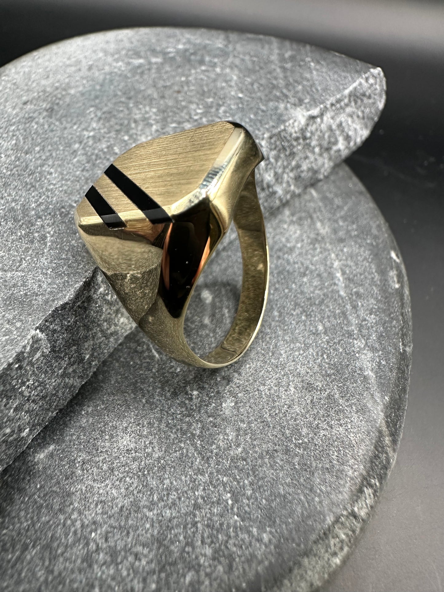 14K Gouden Klassieke Zegelring met Onyx Lagensteen – Tijdloos & Stijlvol