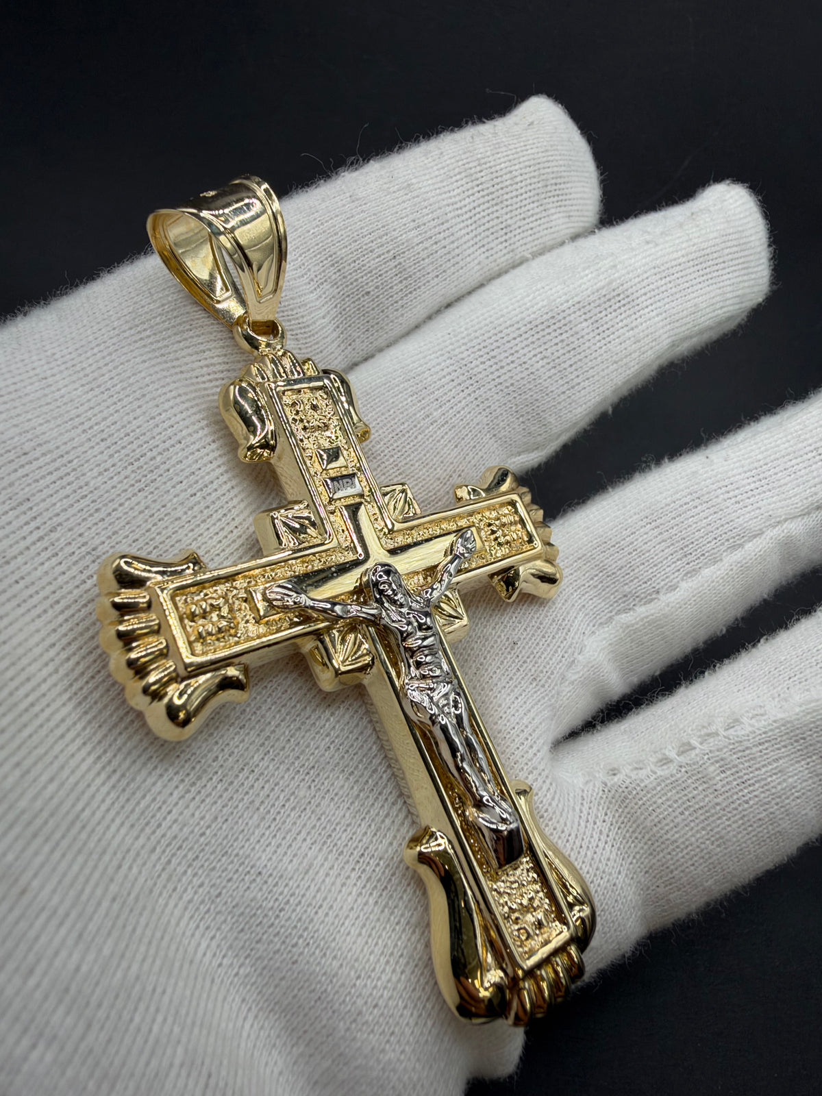 14K Gouden Kruishanger met Jezus in Witgoud – 51 × 86 mm