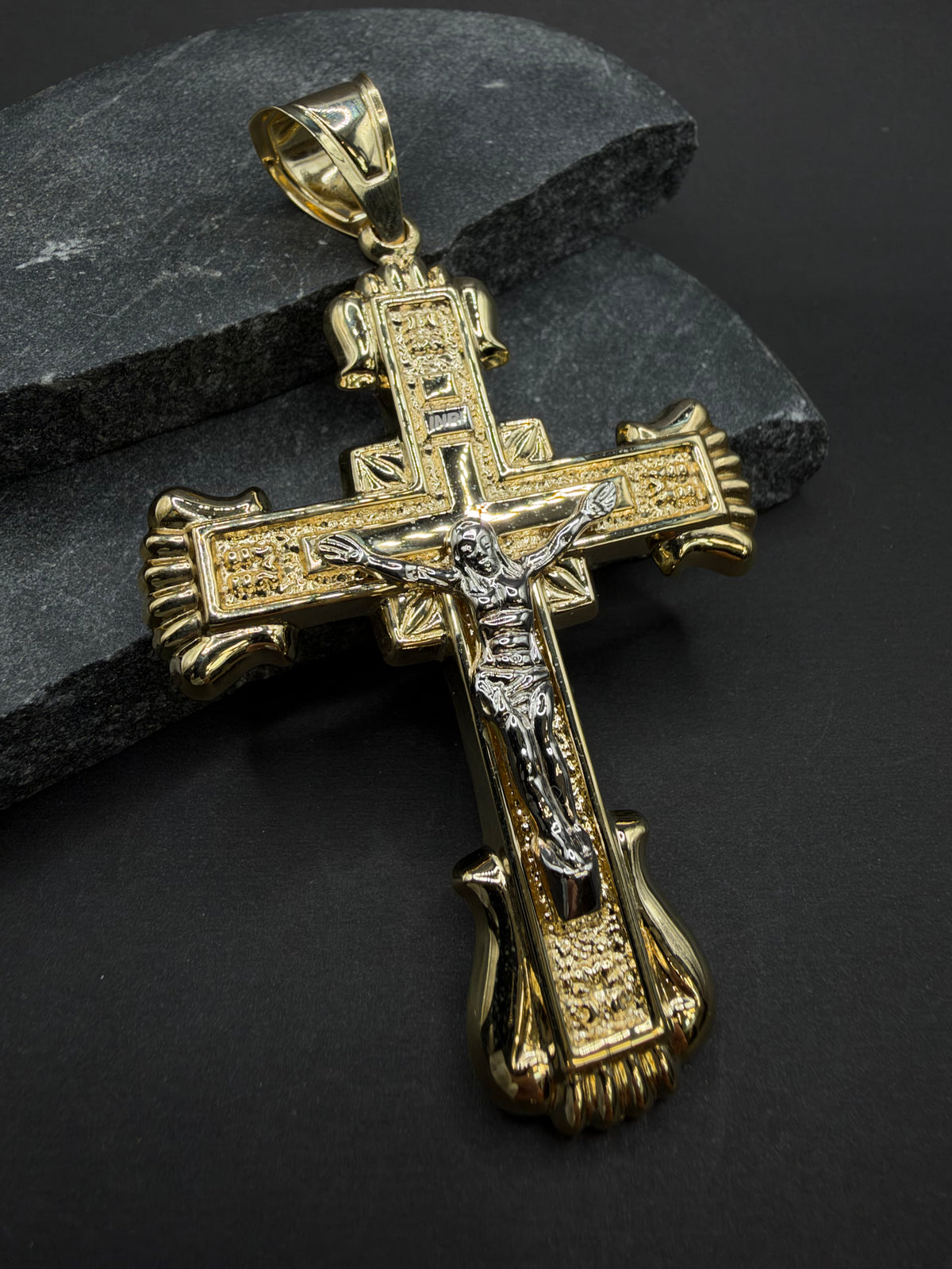 14K Gouden Kruishanger met Jezus in Witgoud – 51 × 86 mm