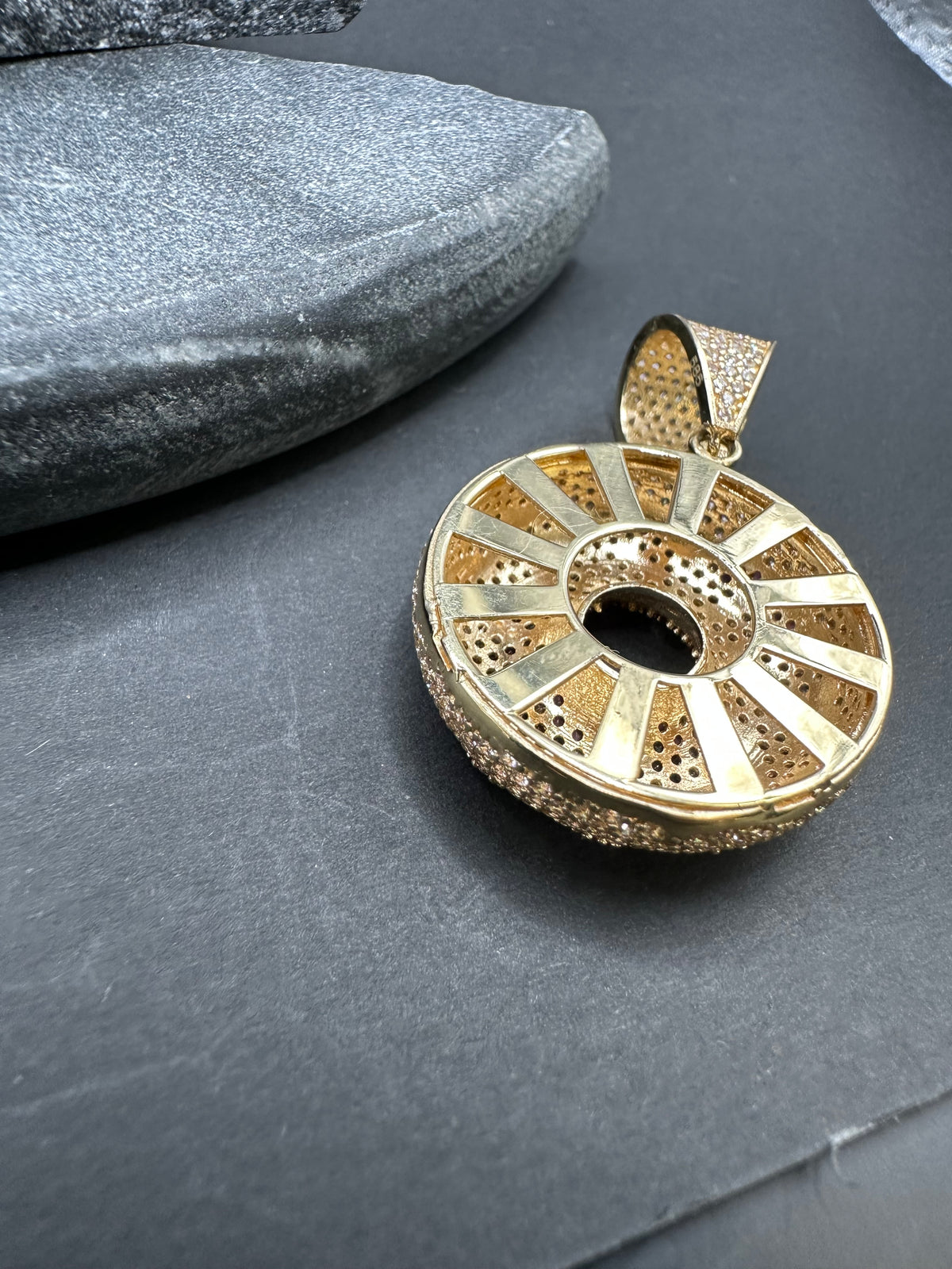 14K Gouden Donut Hanger met Edelstenen – 26 × 40 mm