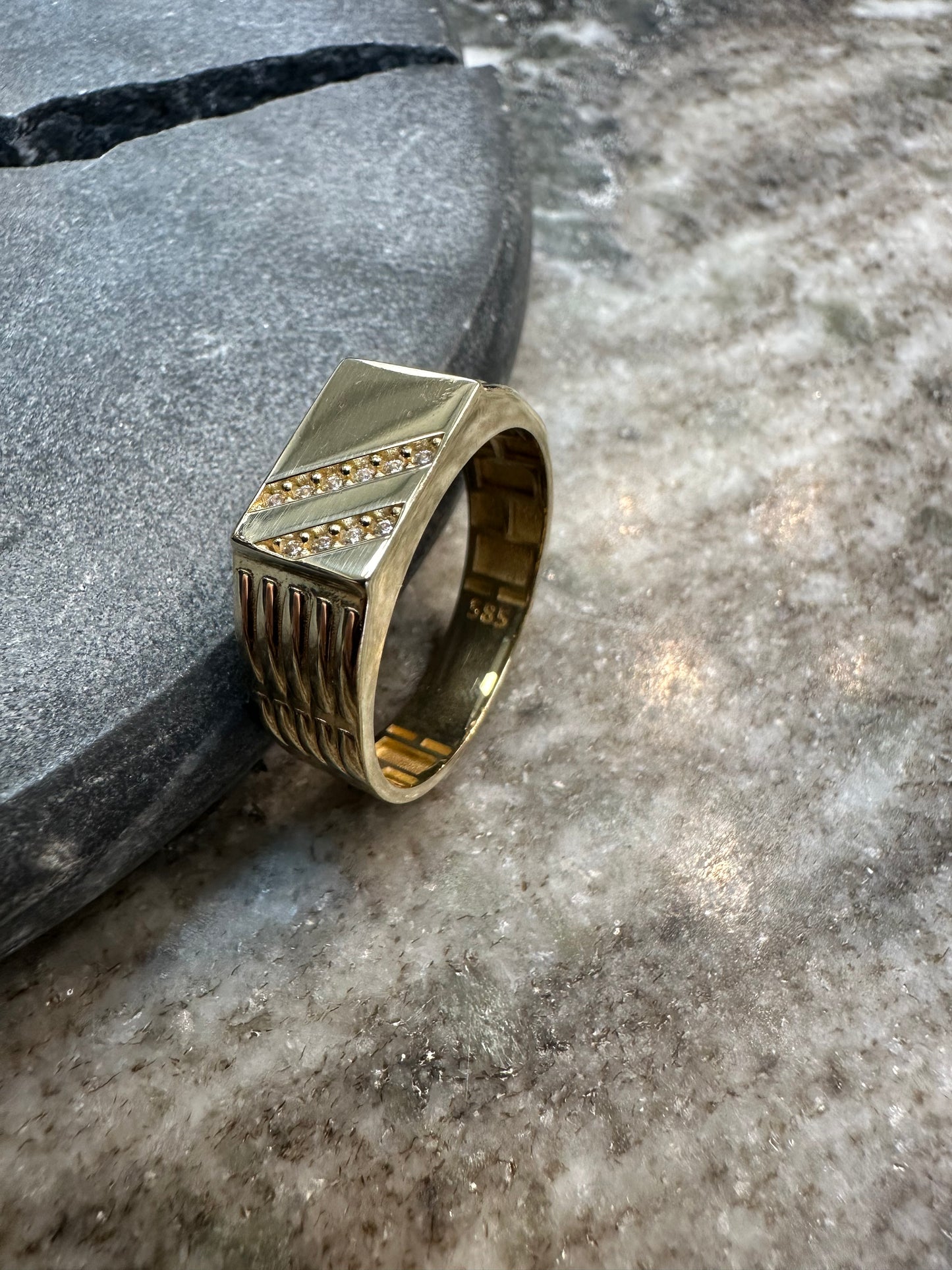 Prachtige 14K Gouden Zegelring met Zirkonia – Maat 20,5 | Luxe & Tijdloos