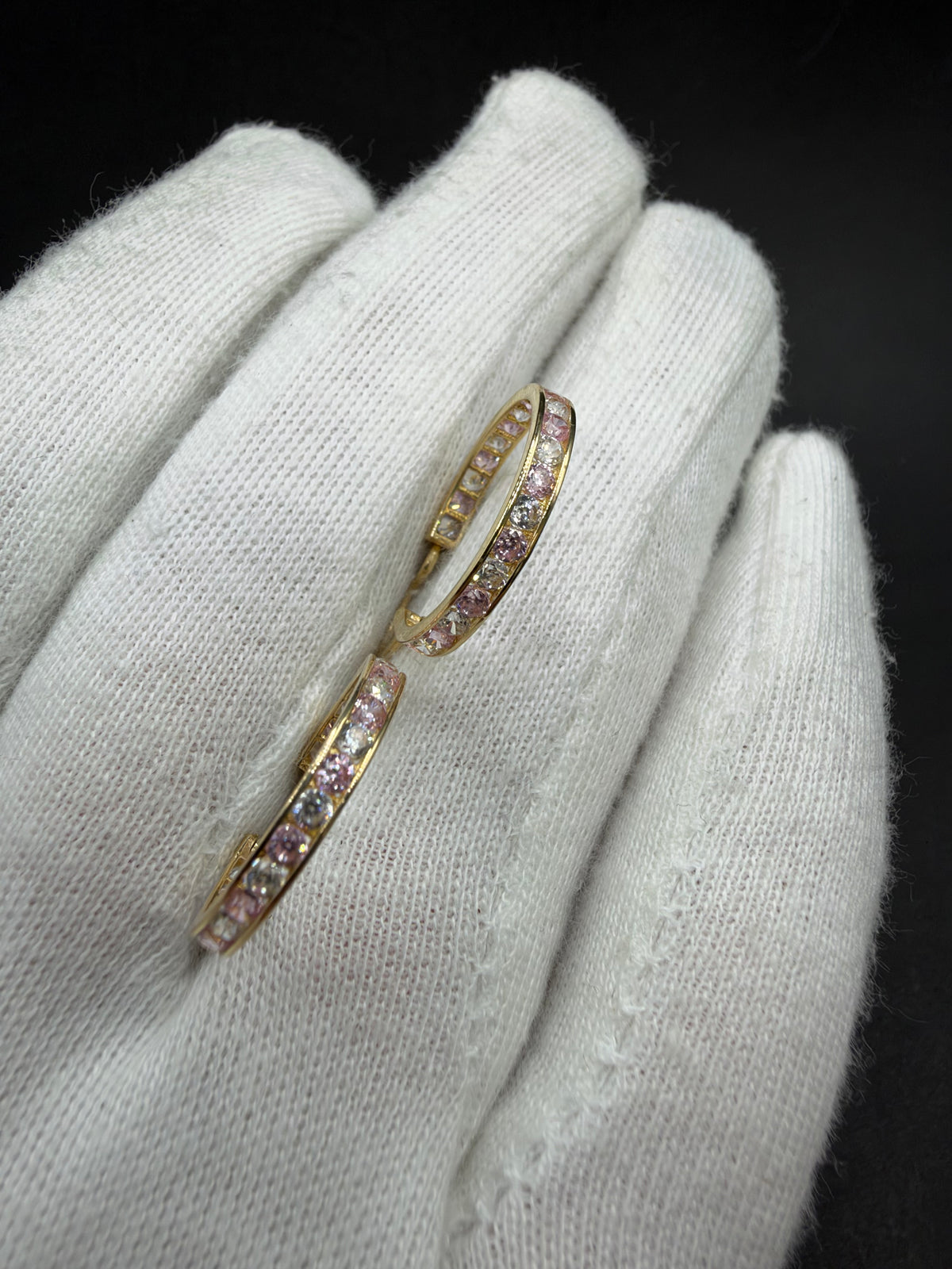 14K Gouden Oorbellen met Roze en Witte Steentjes – Ø 18 mm