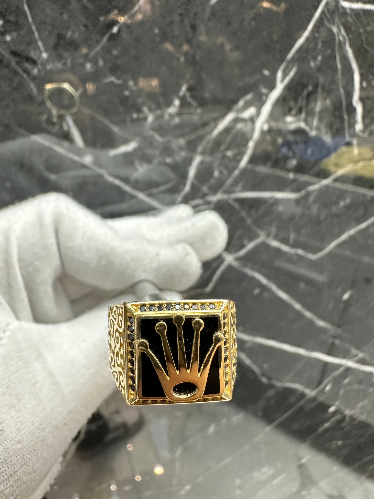18K Gouden Massieve Kroon Ring met Gelaagde Onyx Steen – Handgemaakt – Maat 20