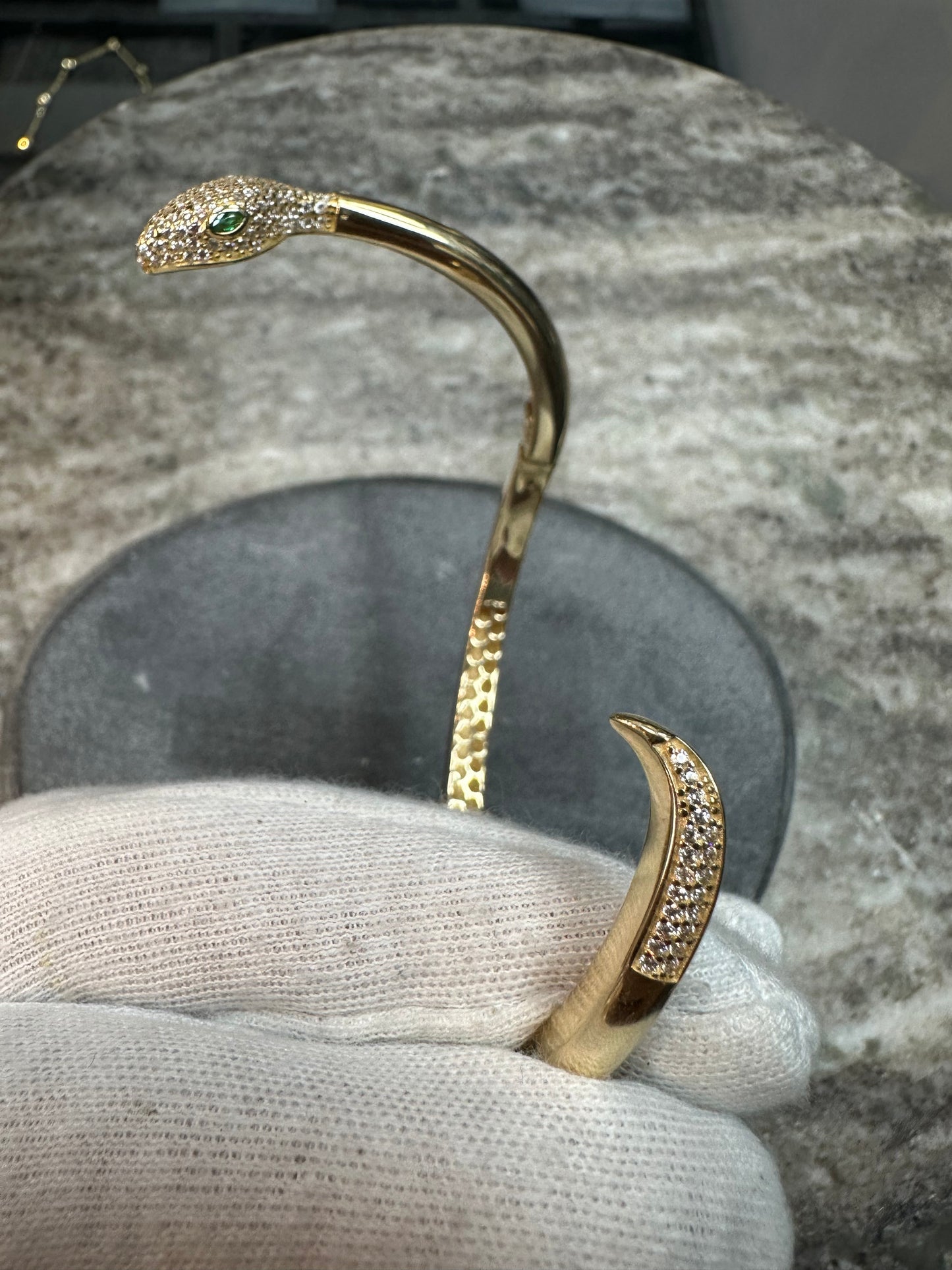 Prachtige 14K Gouden Slang Armband – Smaragd Oogjes & Zirkonia | Draaislot | Luxe & Uniek