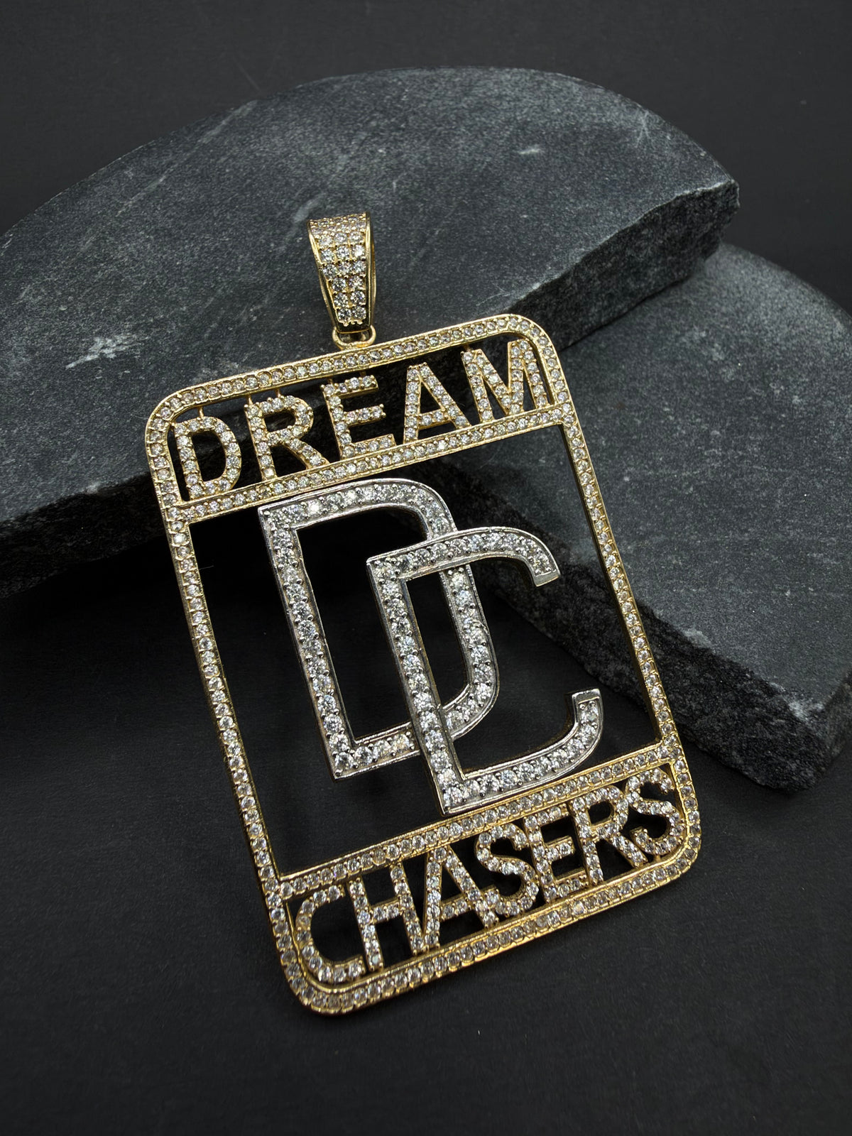 14K Gouden Iced Dream Chasers Hanger – 37,5 × 63 mm