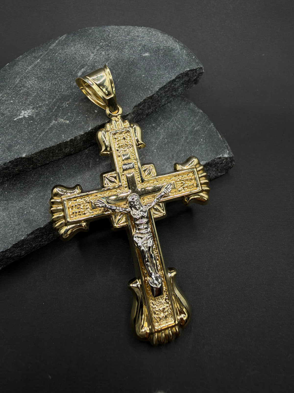 14K Gouden Kruishanger met Jezus in Witgoud – 51 × 86 mm