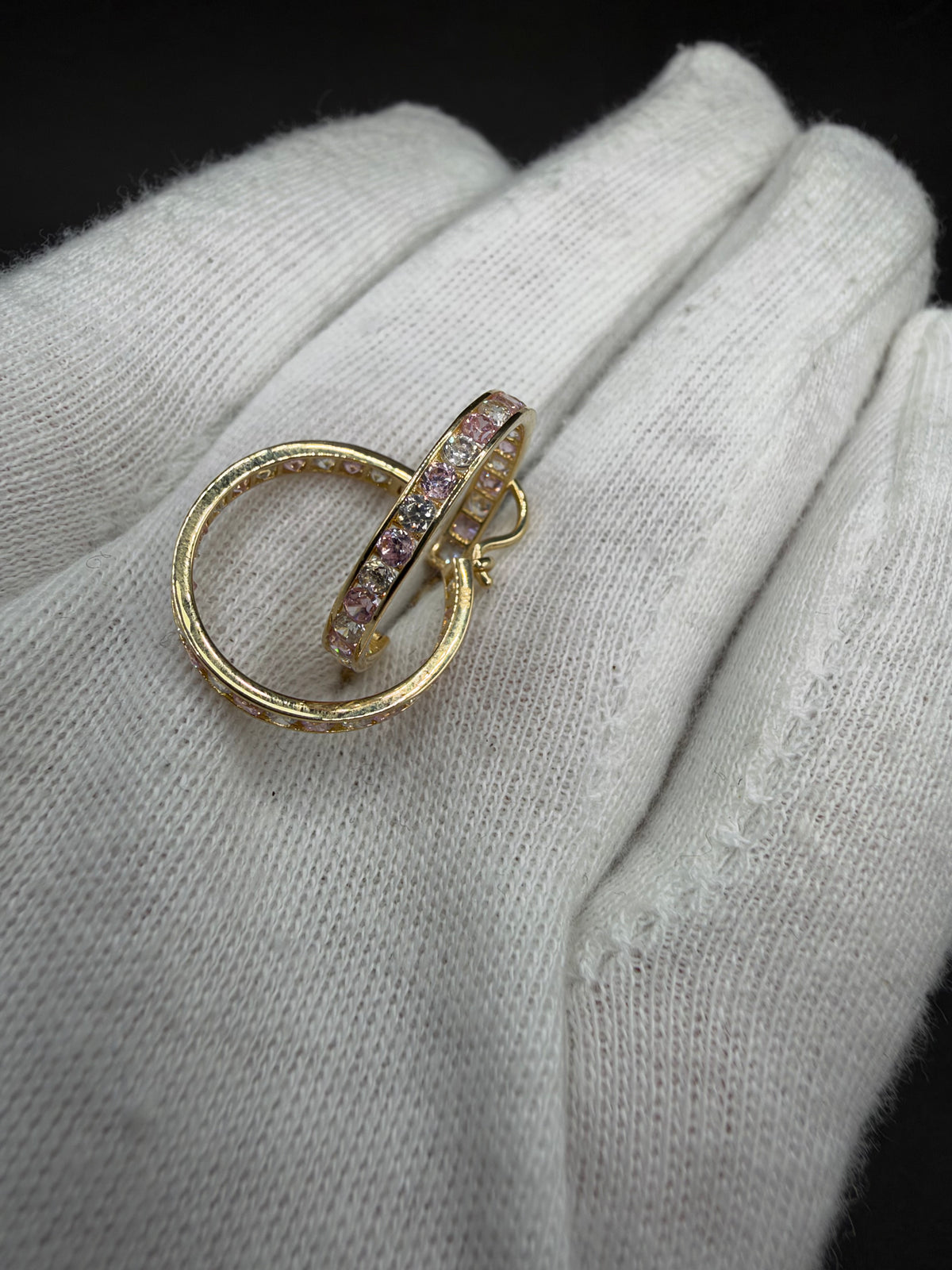 14K Gouden Oorbellen met Roze en Witte Steentjes – Ø 18 mm