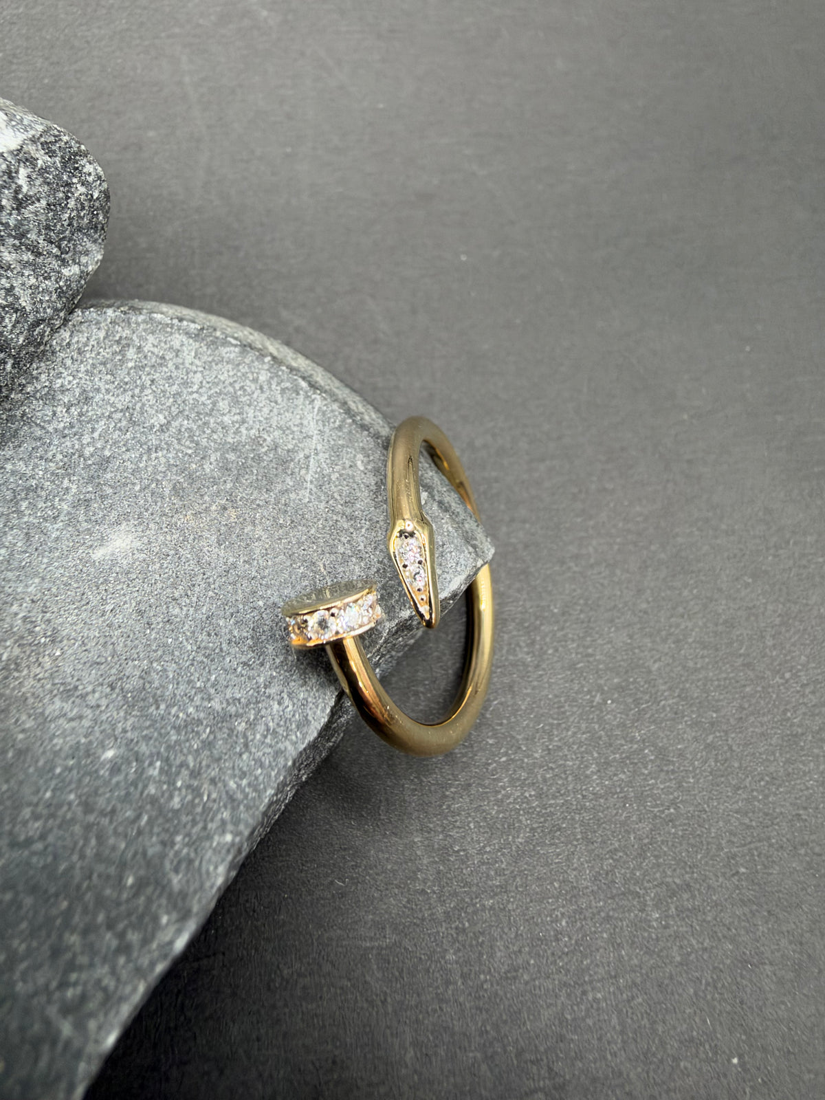 18K Gouden Spijkerring met Zirkonia – Maat 18
