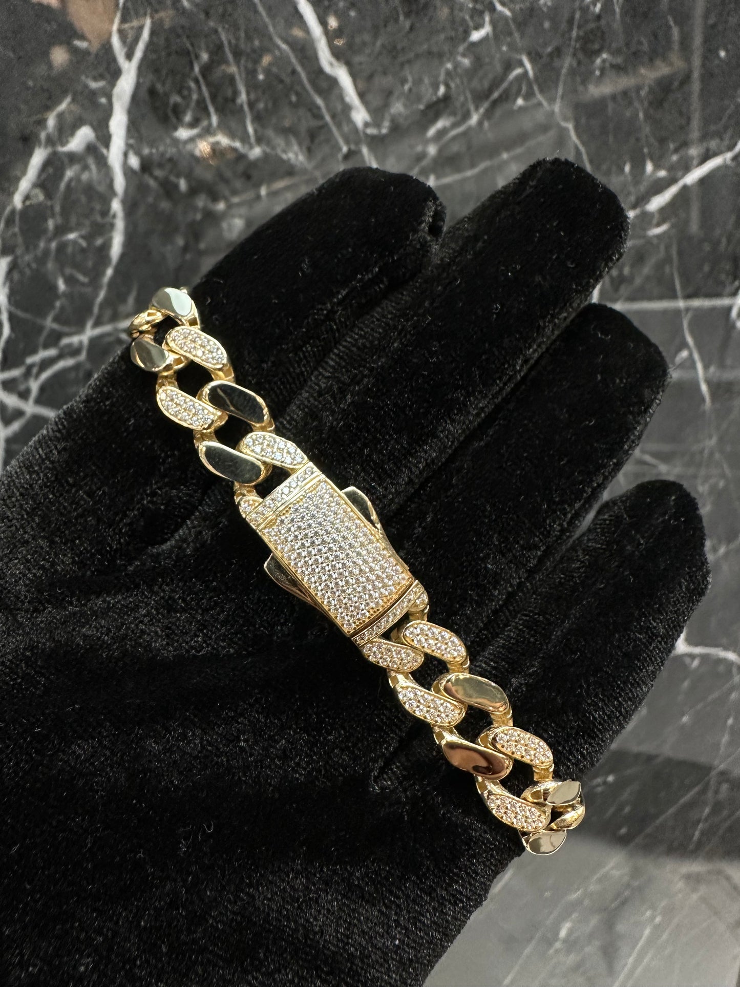 Prachtige 14K Gouden Iced Cuban Link Armband – 20,5 cm | 11 mm | Zirkonia