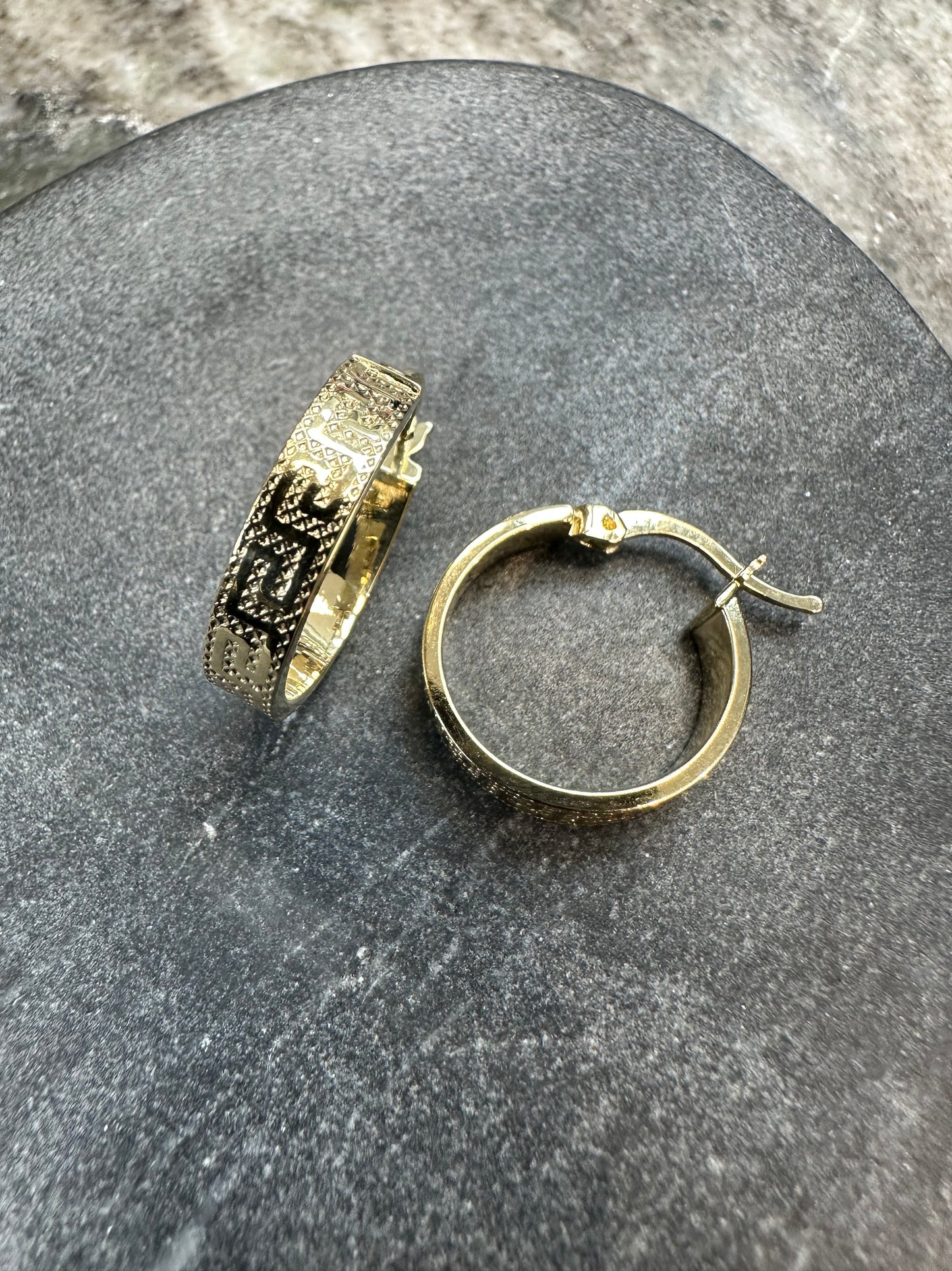 Prachtige 14K Gouden Oorbellen met Griekse Tekens – 17,3 mm | Elegant & Tijdloos