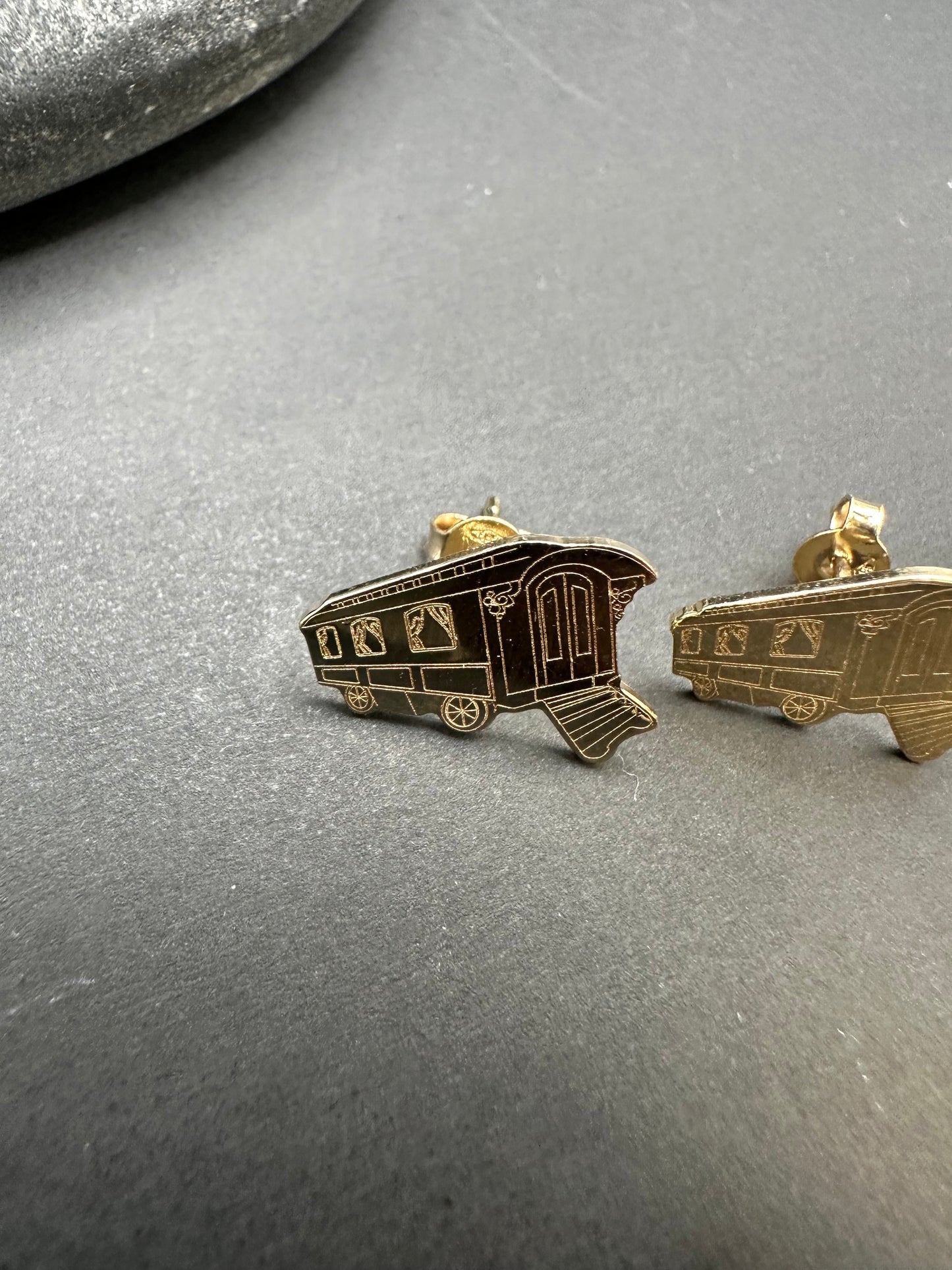 14K Gouden Woonwagen Knopjes Oorbellen – 16,3 mm