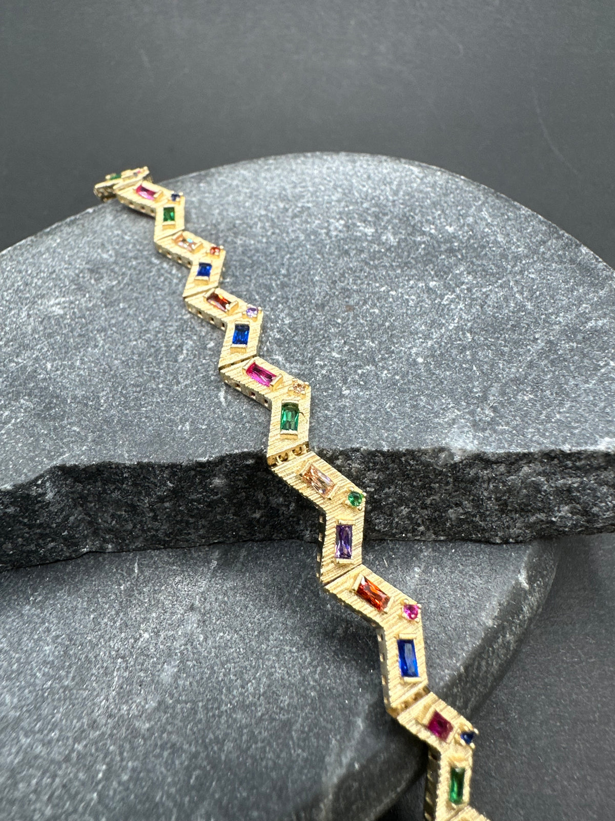 14K Gouden Matte Zigzag Armband met Edelstenen – 5,8 mm – 18,5 cm