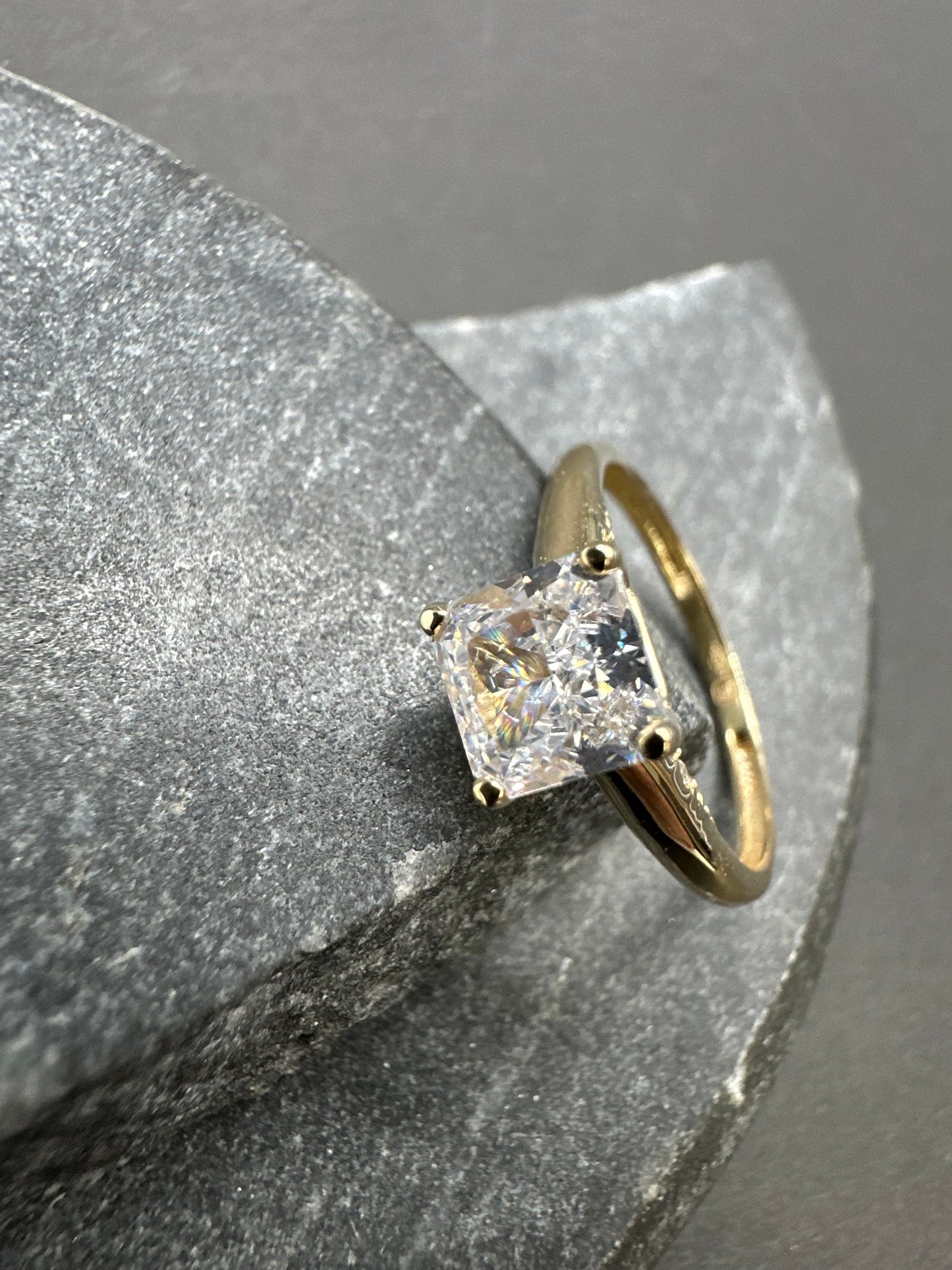 14K Gouden Ring met Vierkante Zirkonia – Maat 18
