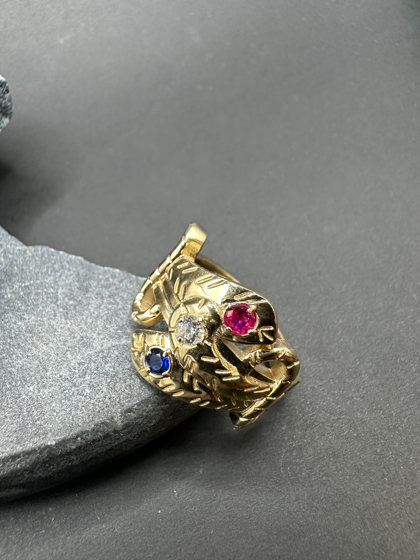 14K Gouden 3-Koppige Slangen Ring met Edelstenen