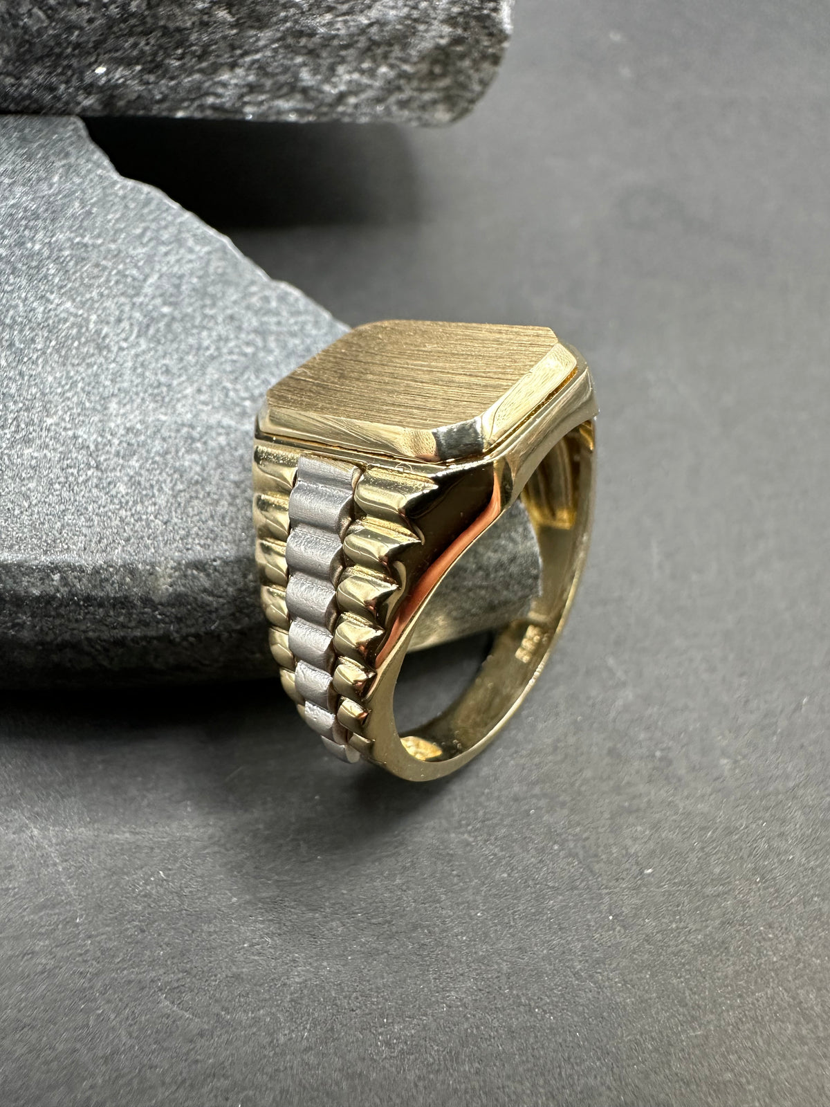14K Gouden Stevige Bicolor Zegelring met Matte Bewerking