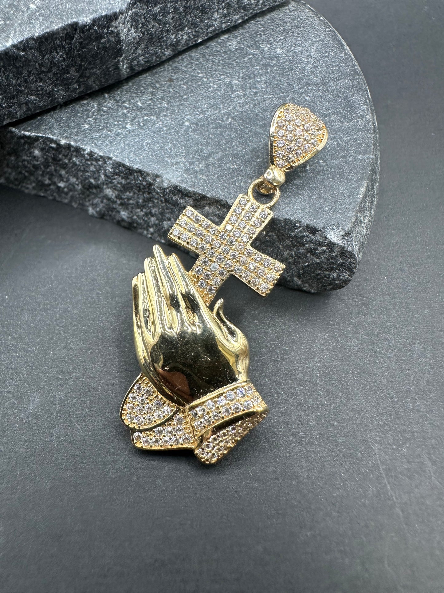 14K Gouden Kruis in Hand Hanger met Zirkonia