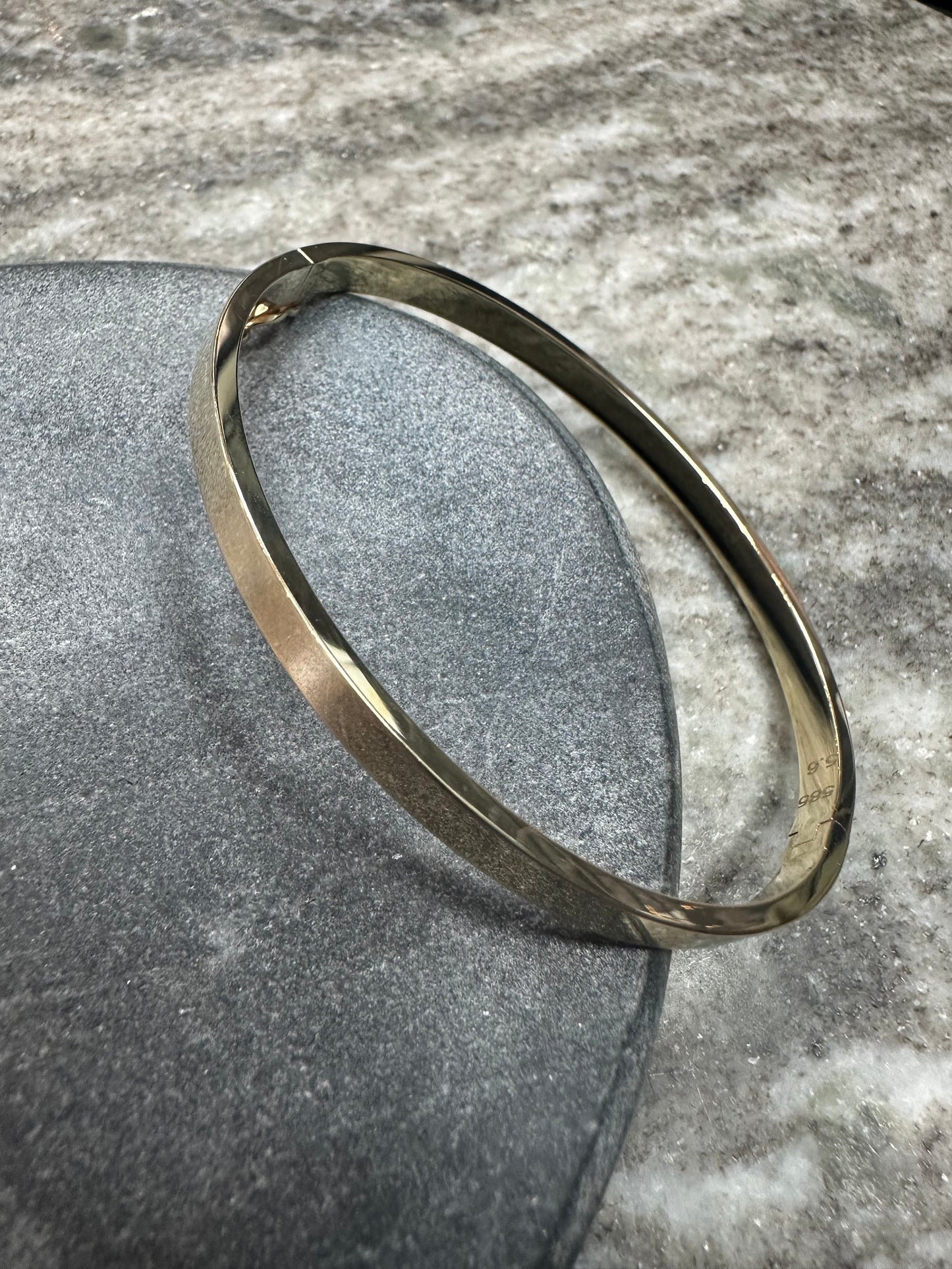 Prachtige 14K Gouden Vierkante Gladde Slavenarmband – Omtrek 60 mm | Stevig & Luxe