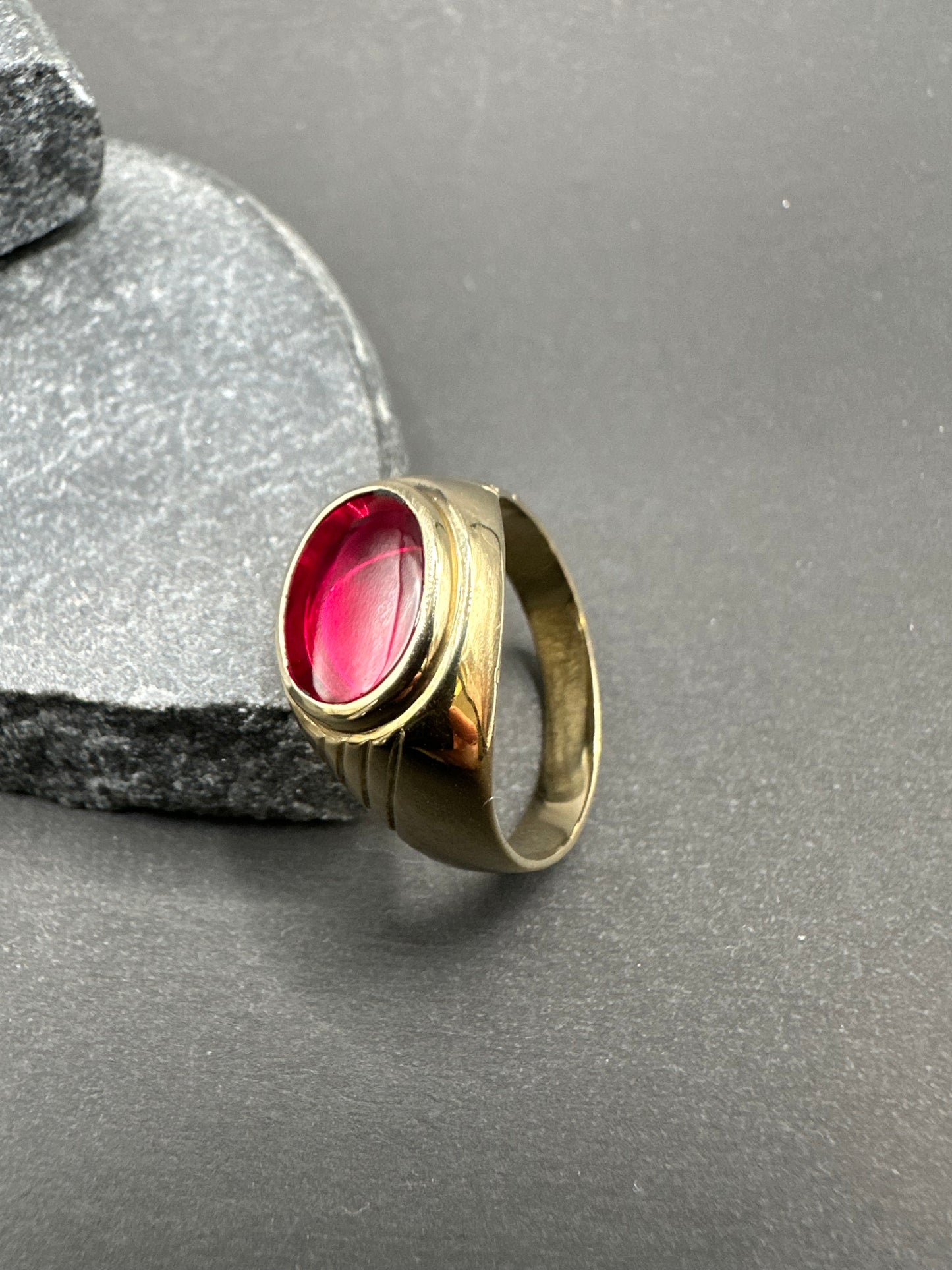 14K Gouden Ring met Rode Edelsteen – Maat 20