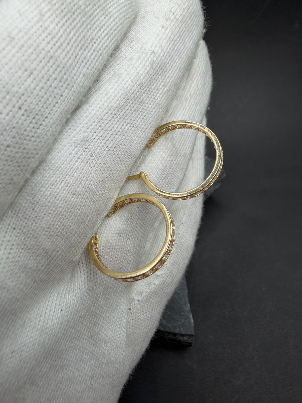 14K Gouden Oorbellen met Roze en Witte Steentjes – Ø 18 mm