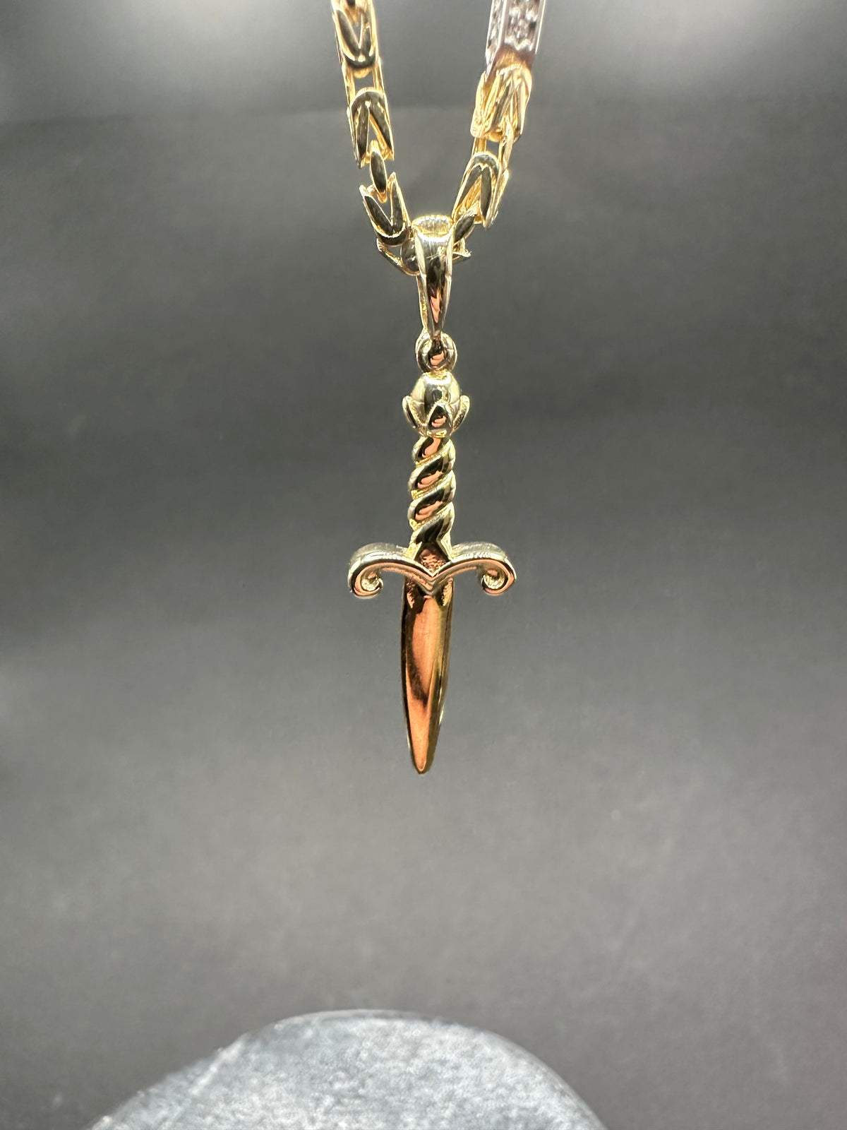 14K Gouden Koningsketting met Zirkonia & Zwaard Hanger – 56 cm
