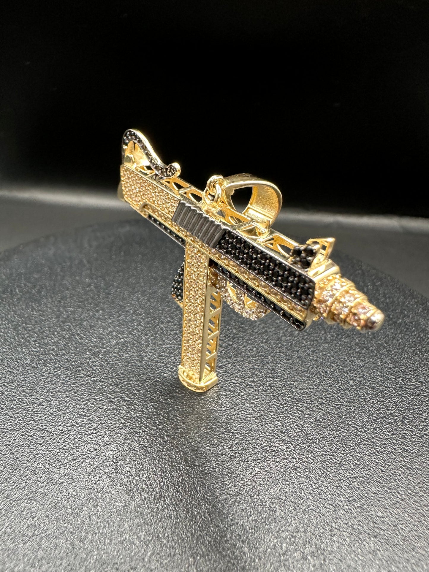 14K Gouden Uzi Hanger met Onyx Stenen – 53 mm