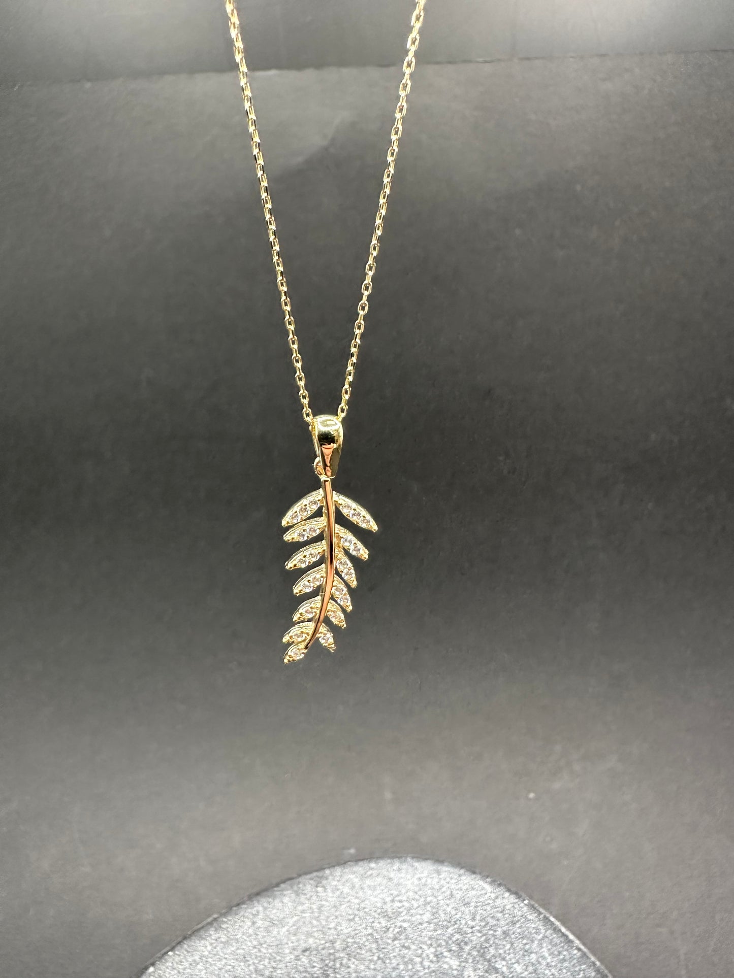14K Gouden Ketting met Mimosa Blad Hanger – 42 cm