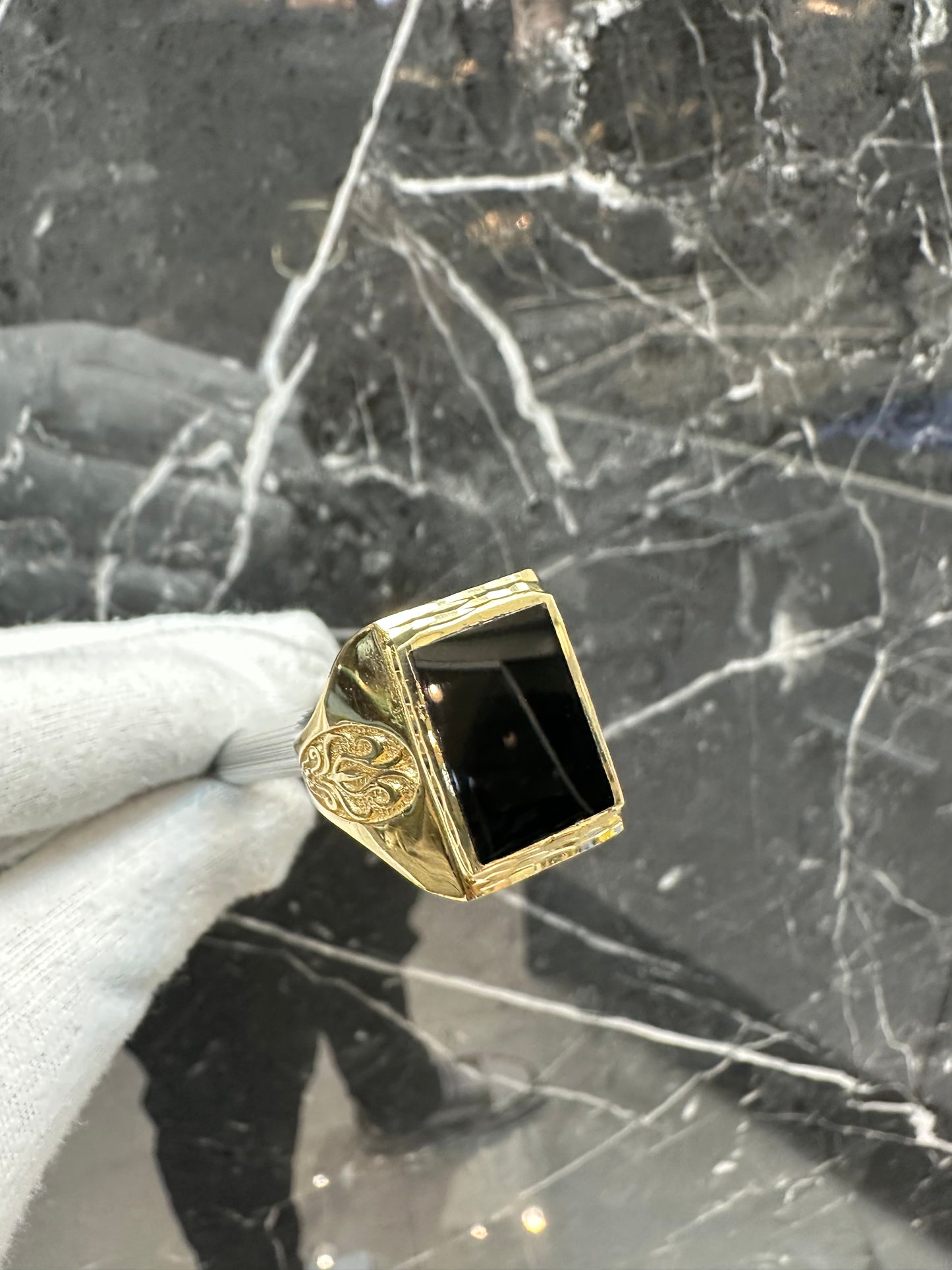 18K Gouden XL Zegelring met Gelaagde Onyx Steen – Maat 20