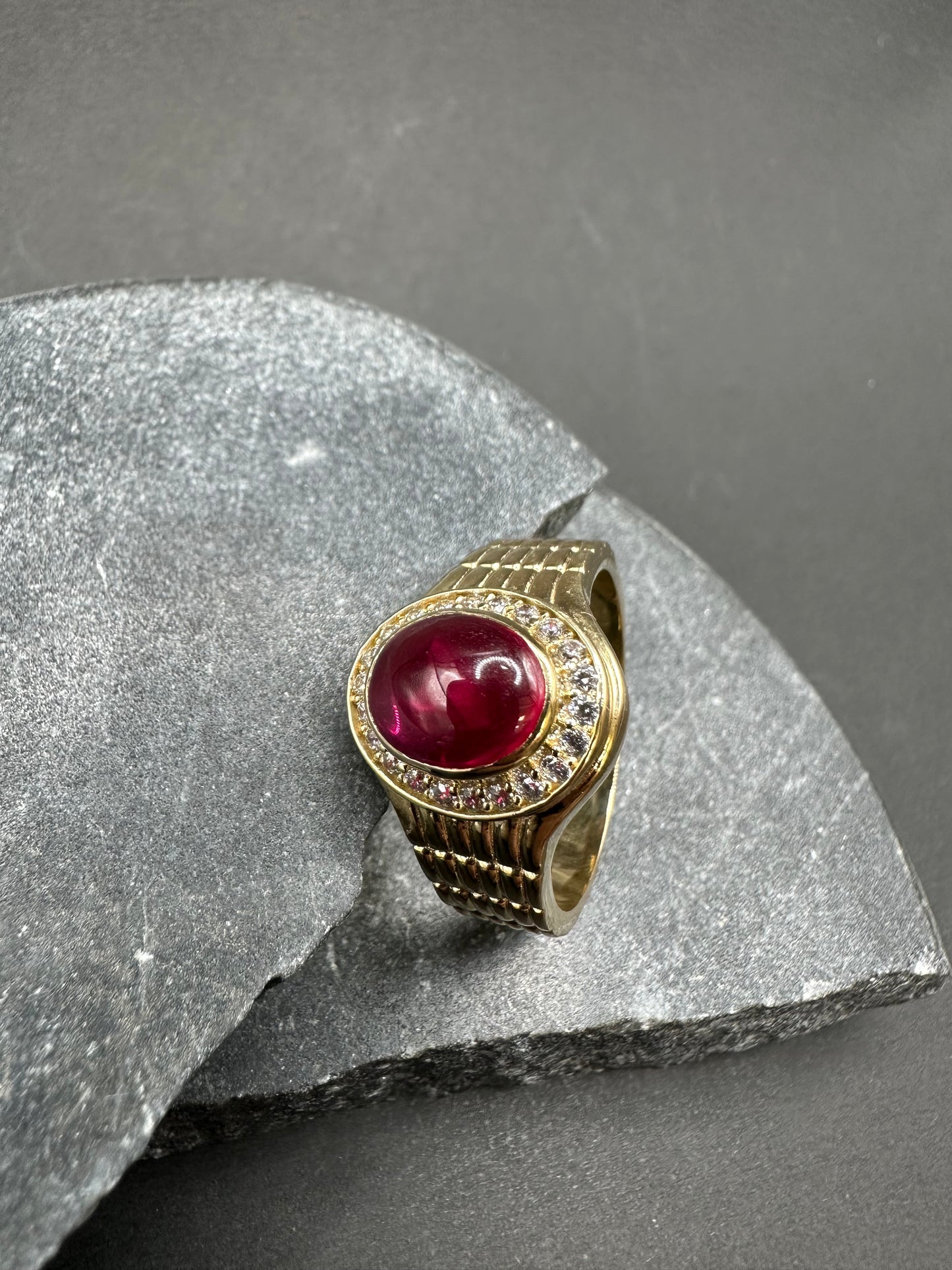 14K Gouden Massieve Ring met Rode Edelsteen en Zirkonia – Maat 21,5