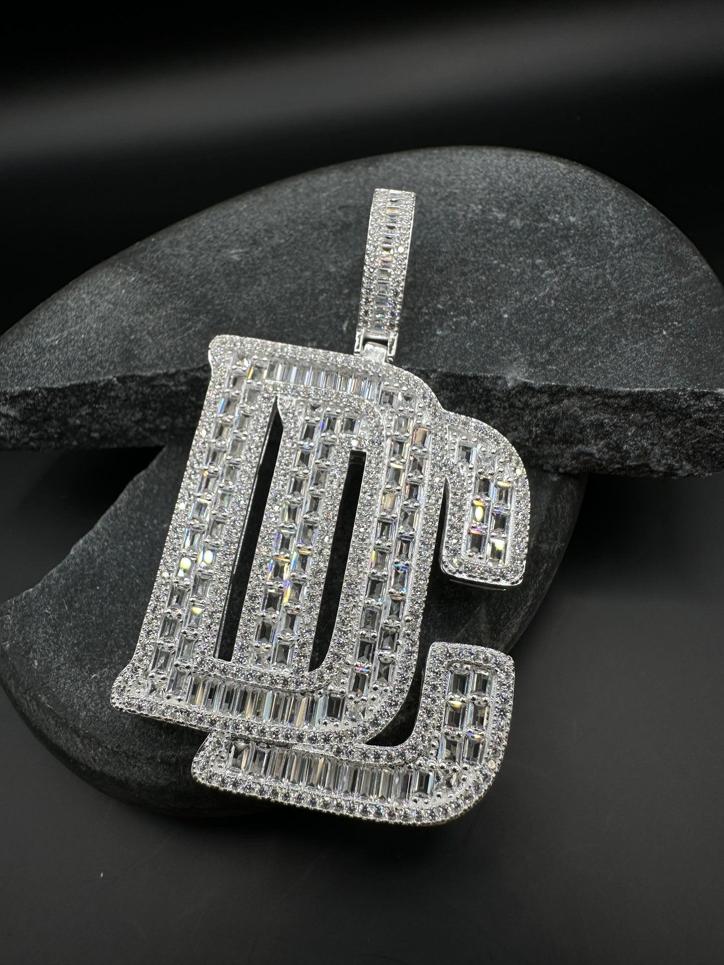 925 Zilveren DC Hanger – 67 mm lang | 38 mm breed | Iced met Zirkonia