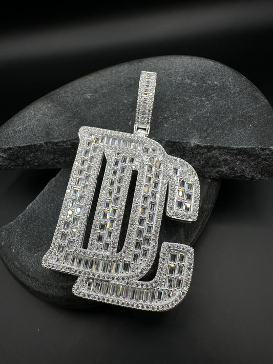 925 Zilveren DC Hanger – 67 mm lang | 38 mm breed | Iced met Zirkonia