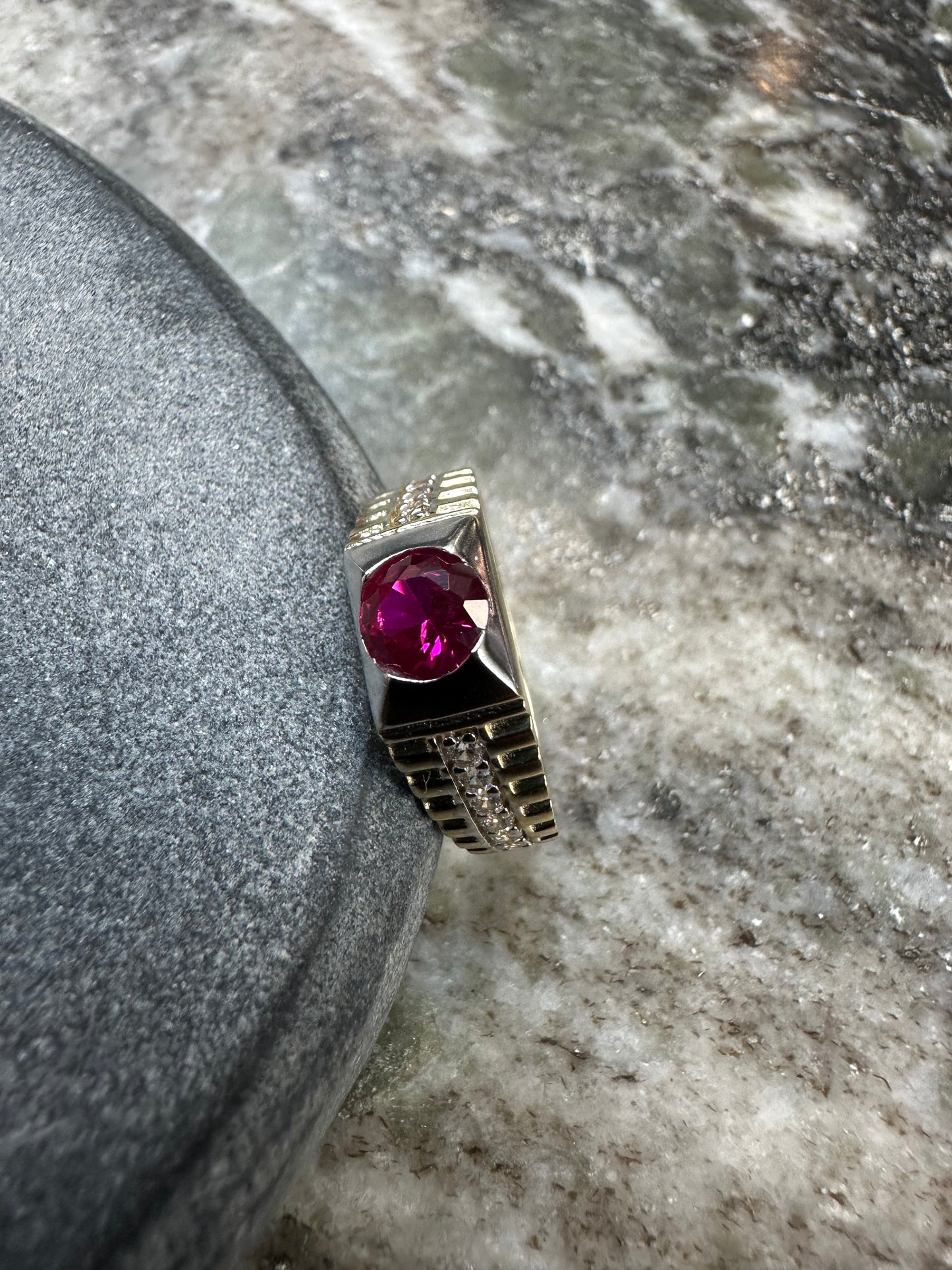 Schitterende 14K Gouden Ring met Robijn en Zirkonia – Maat 16,5
