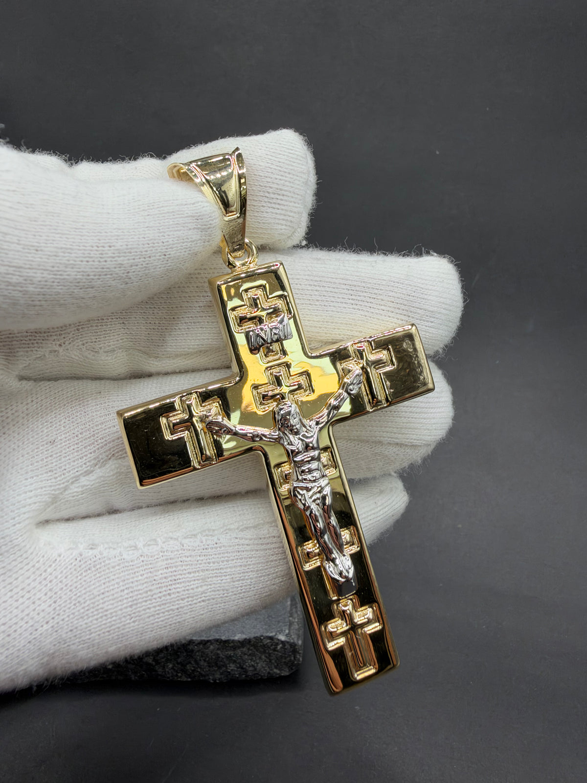 14K Gouden Kruishanger met Jezus in Witgoud – 48 mm x 83 mm