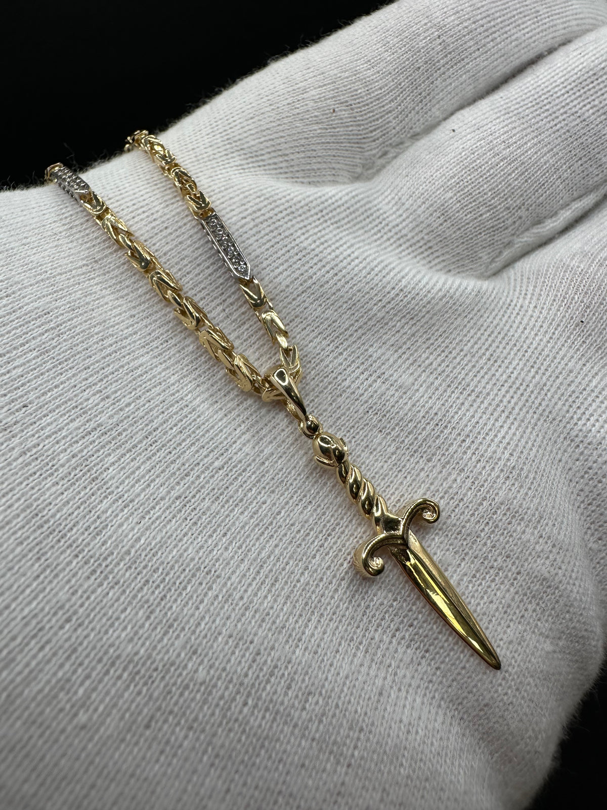 14K Gouden Koningsketting met Zirkonia & Zwaard Hanger – 56 cm