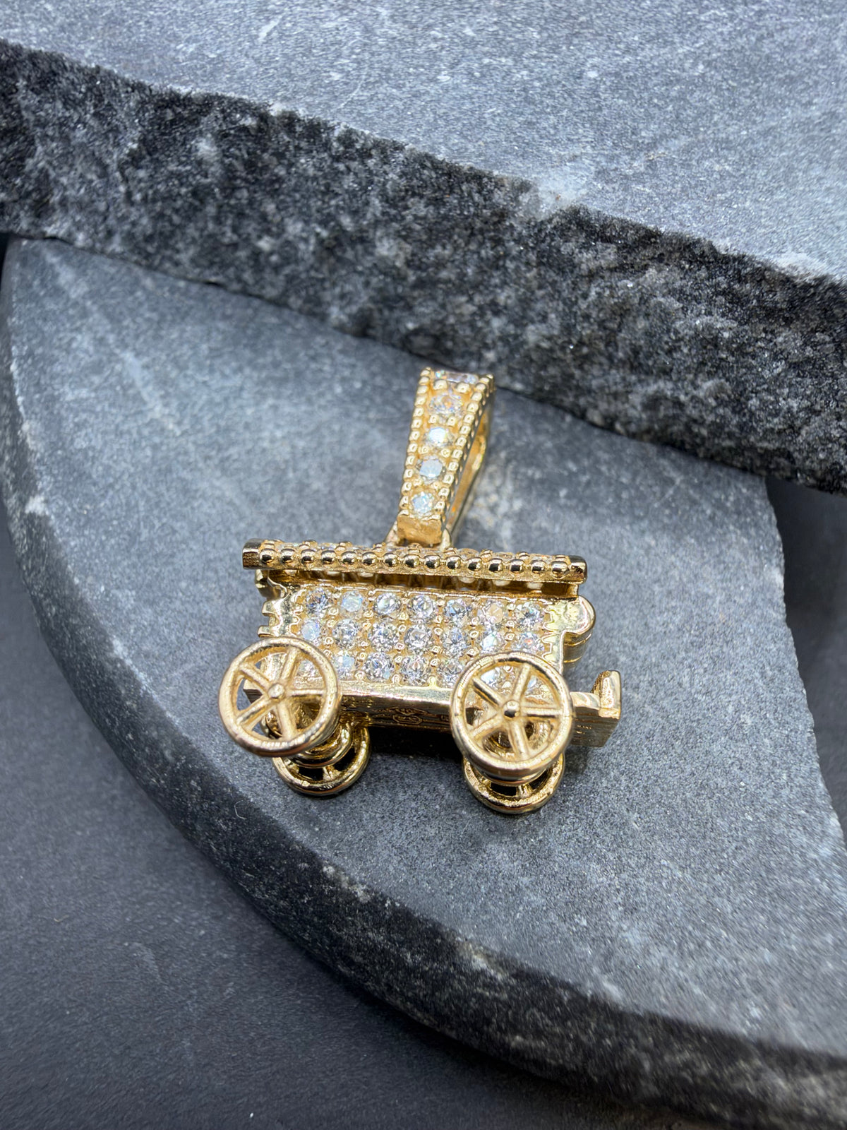 14K Gouden Woonwagen Hanger met Zirkonia – Handgemaakt