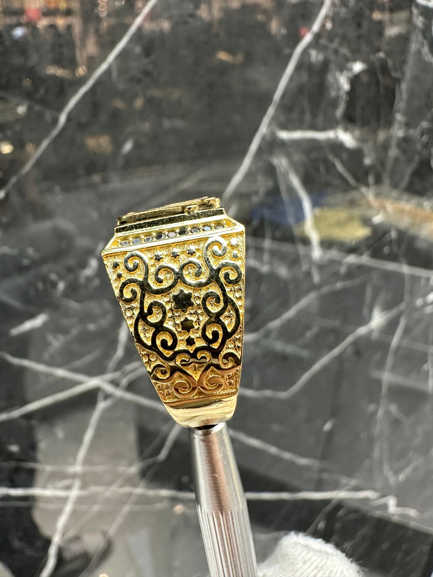 18K Gouden Massieve Kroon Ring met Gelaagde Onyx Steen – Handgemaakt – Maat 20