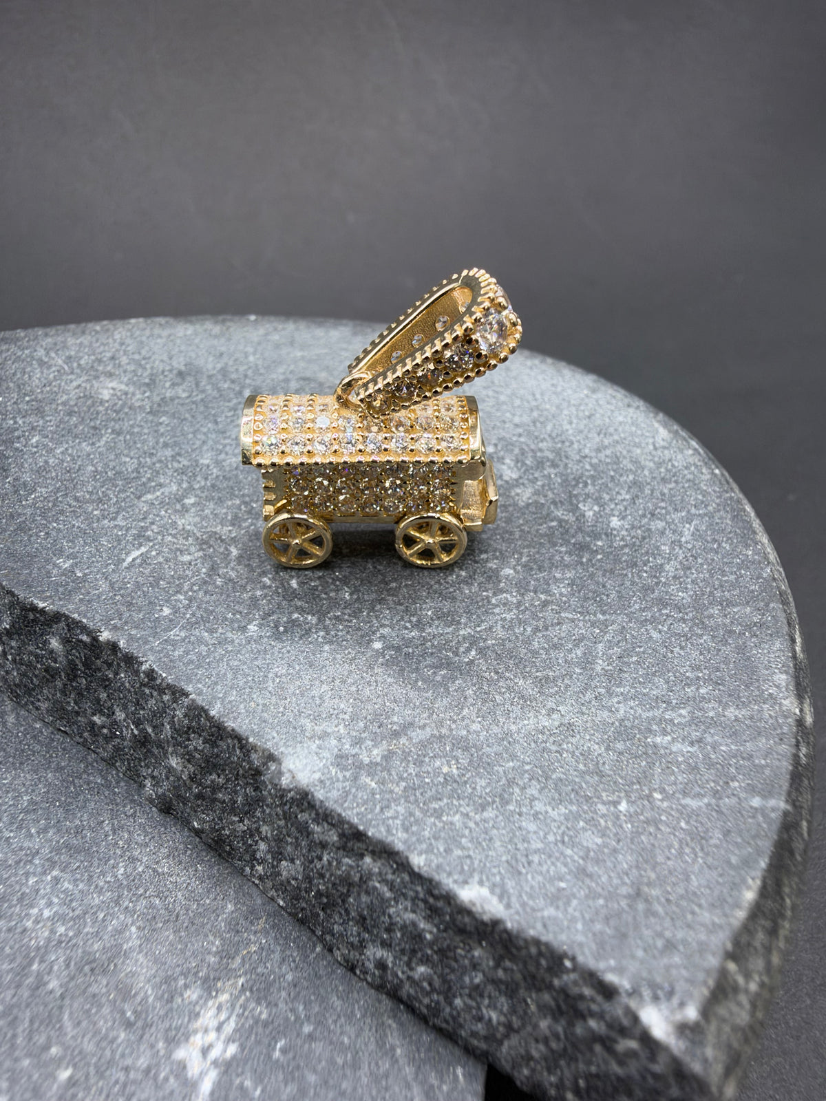 14K Gouden Woonwagen Hanger met Zirkonia – Handgemaakt