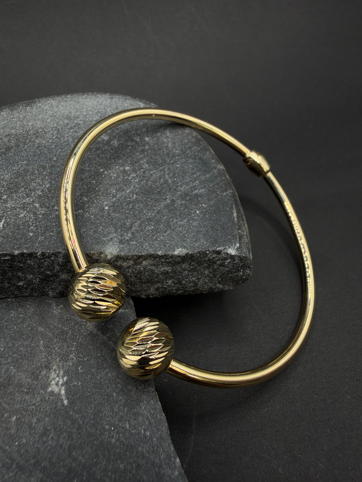 14K Gouden Boei Armband met Diamond Cut Details – Ø 65 mm – Unisex