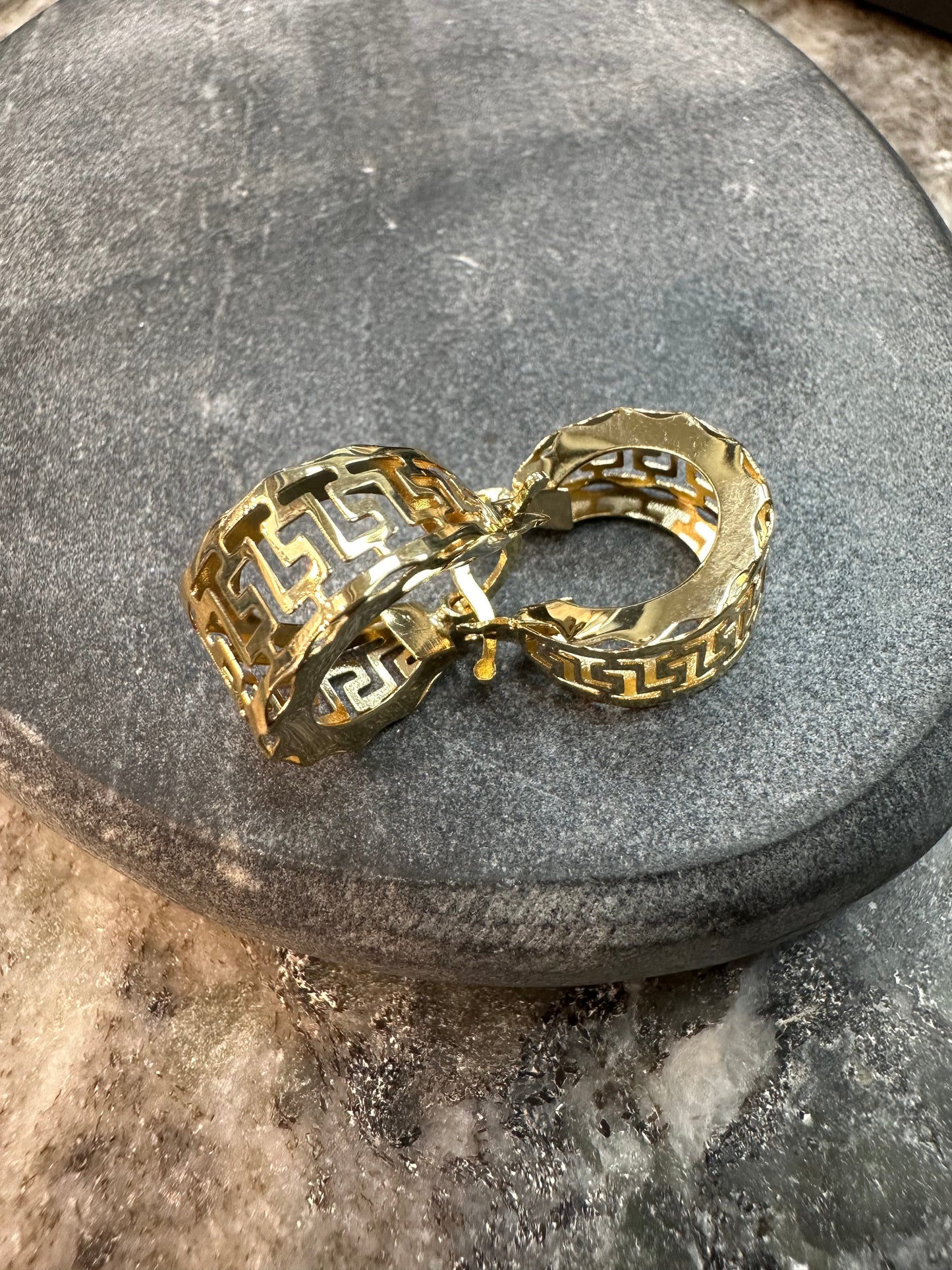 14K Gouden Oorbellen met Griekse Tekens – 15,8 mm