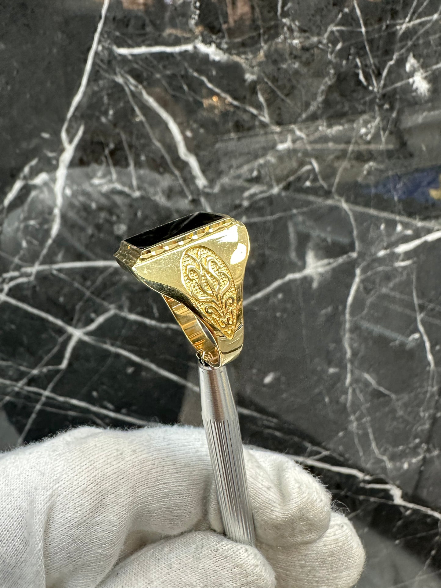 18K Gouden XL Zegelring met Gelaagde Onyx Steen – Maat 20