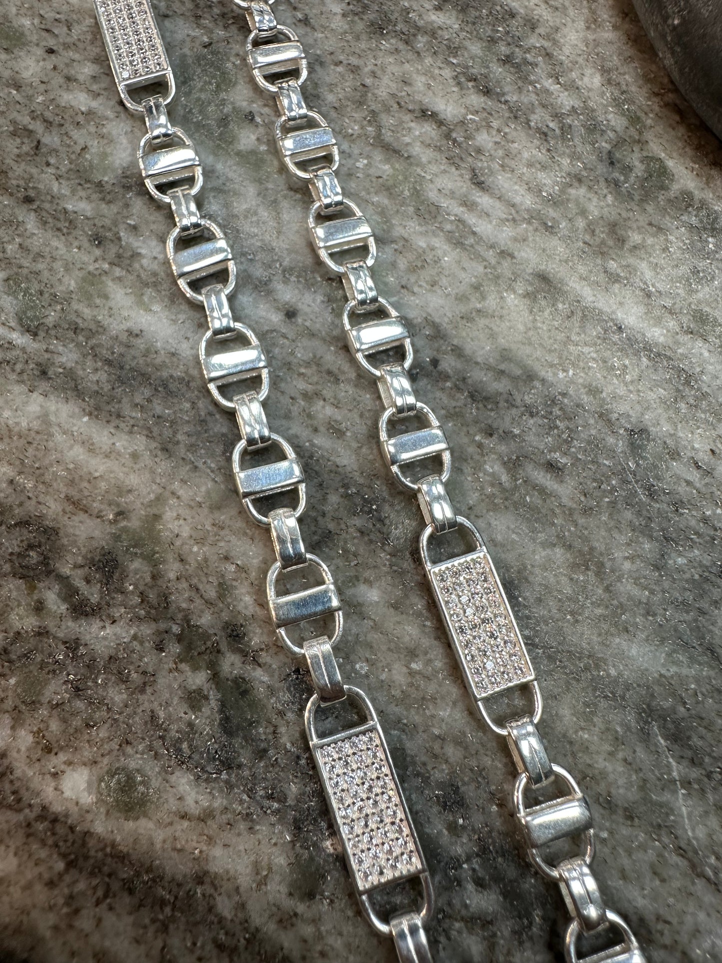 Prachtige 925 Zilveren Platte Magnum Ketting – 70 cm | 8 mm | Iced met Zirkonia