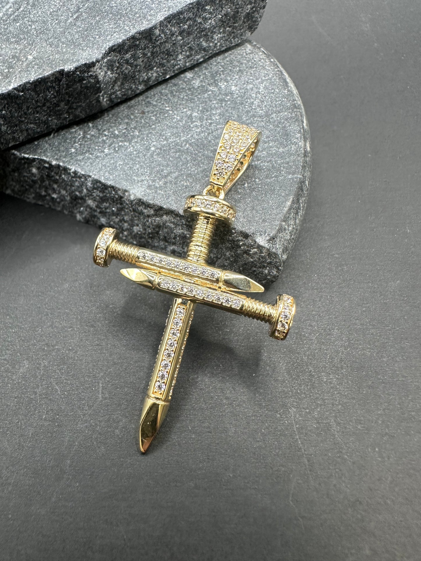 14K Gouden Spijker Kruis Hanger met Zirkonia