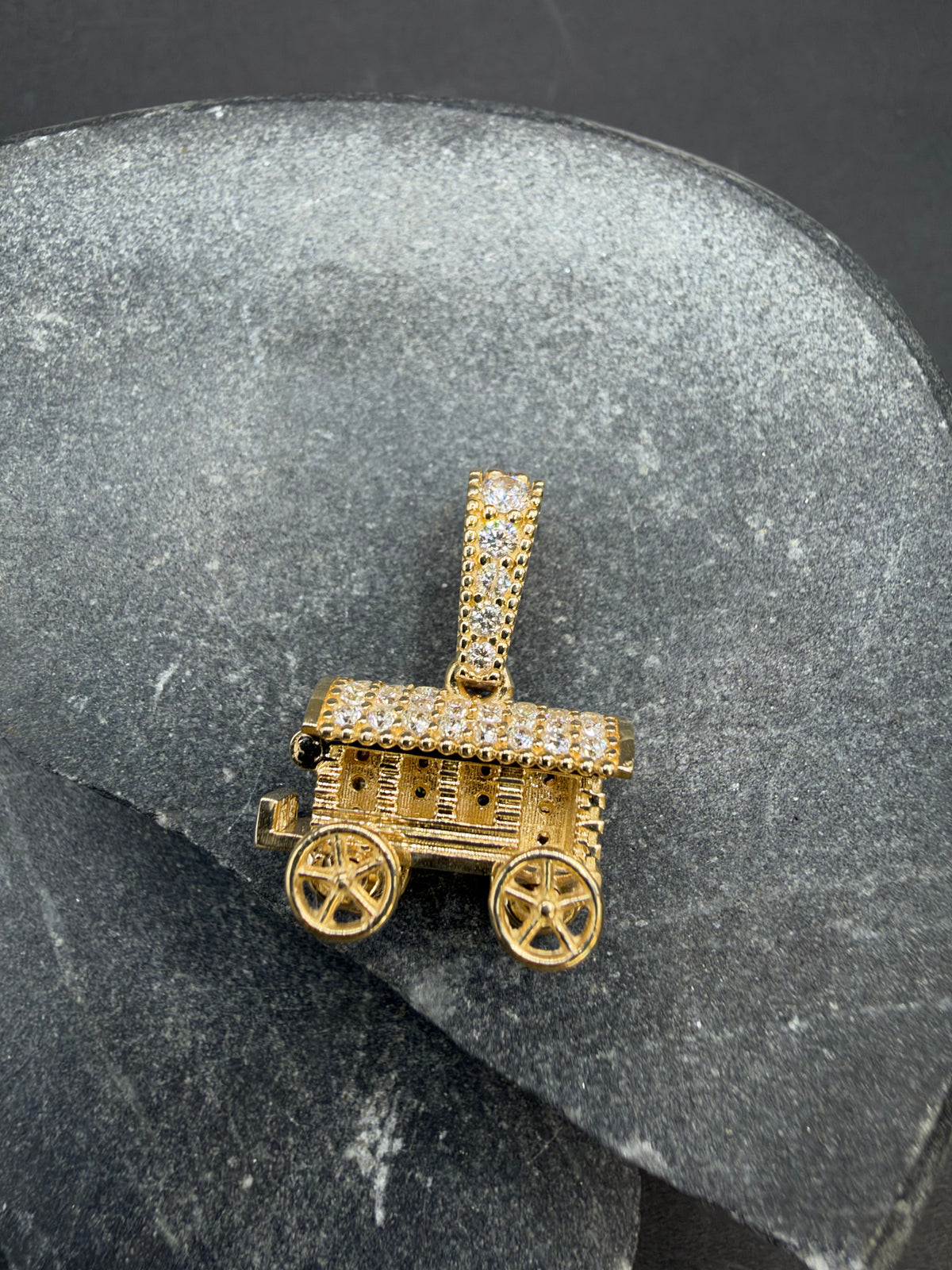 14K Gouden Woonwagen Hanger met Zirkonia – Handgemaakt